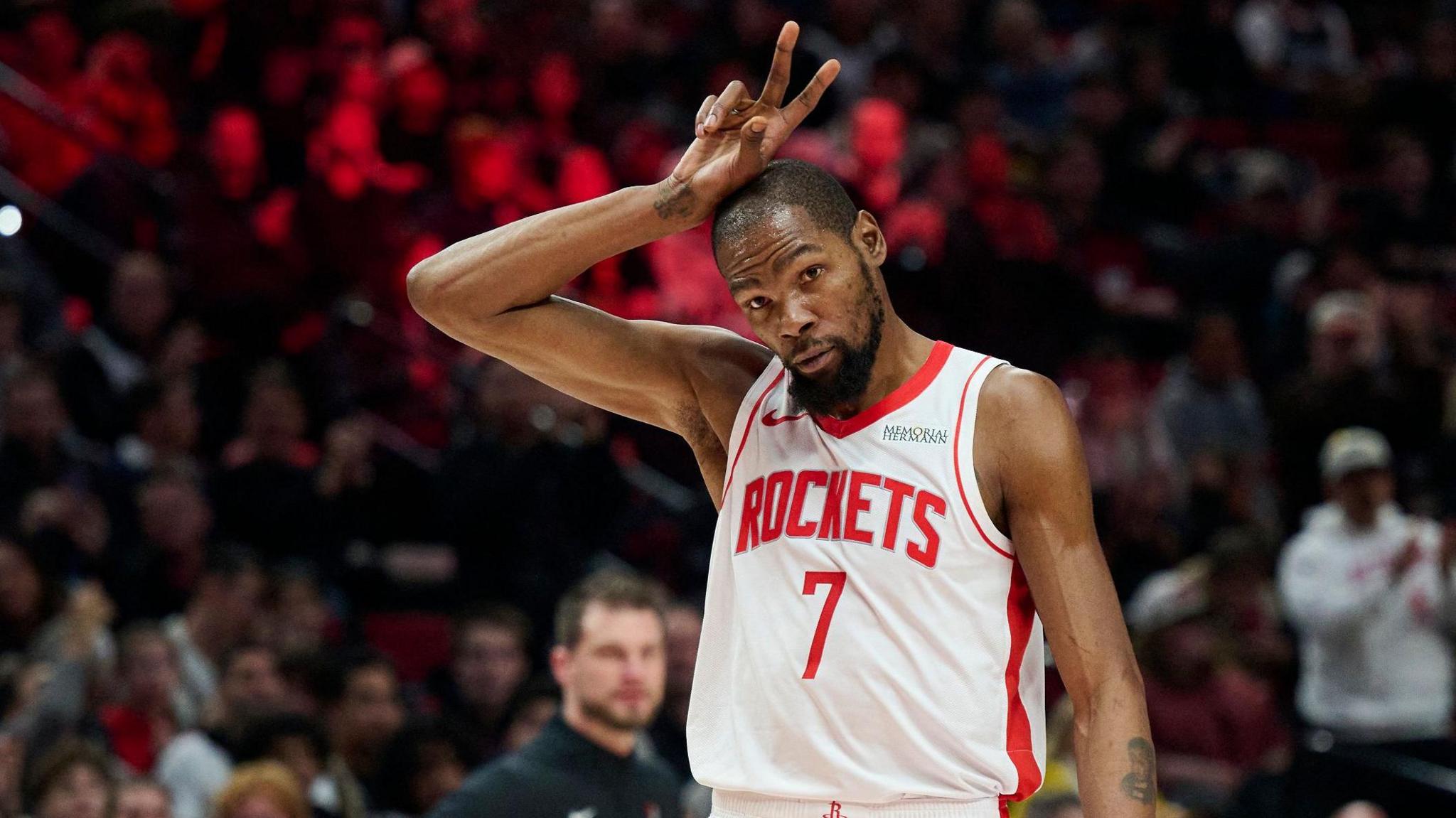 Kevin Durant makes a 'V' sign with his fingers above his head