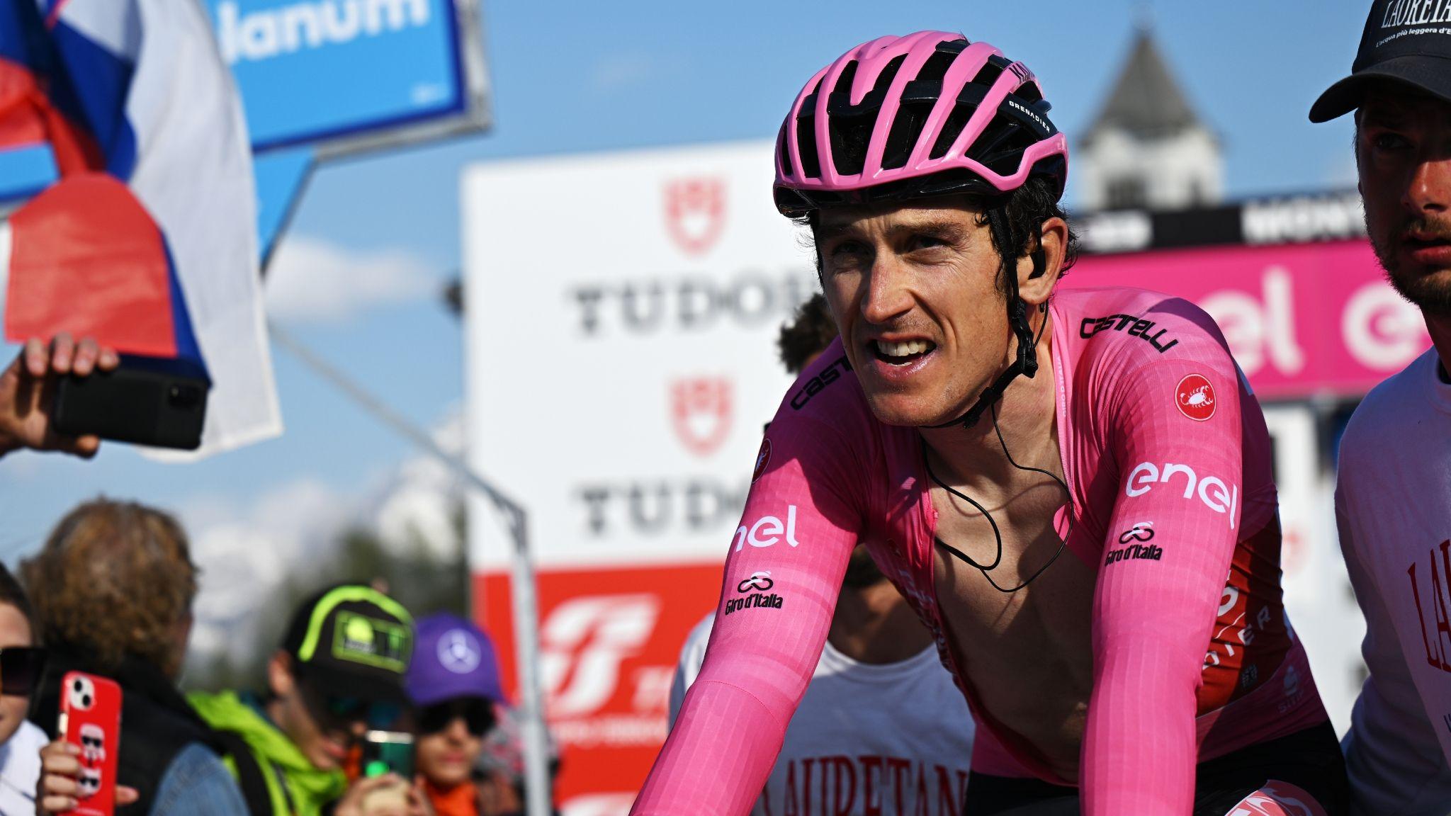 Na camisa do líder rosa, Zerent Thomas decepcionou a linha de chegada no estágio de penaltimática depois de ver a vitória geral da doença Pramic Giro de Italia Primos em 2021.