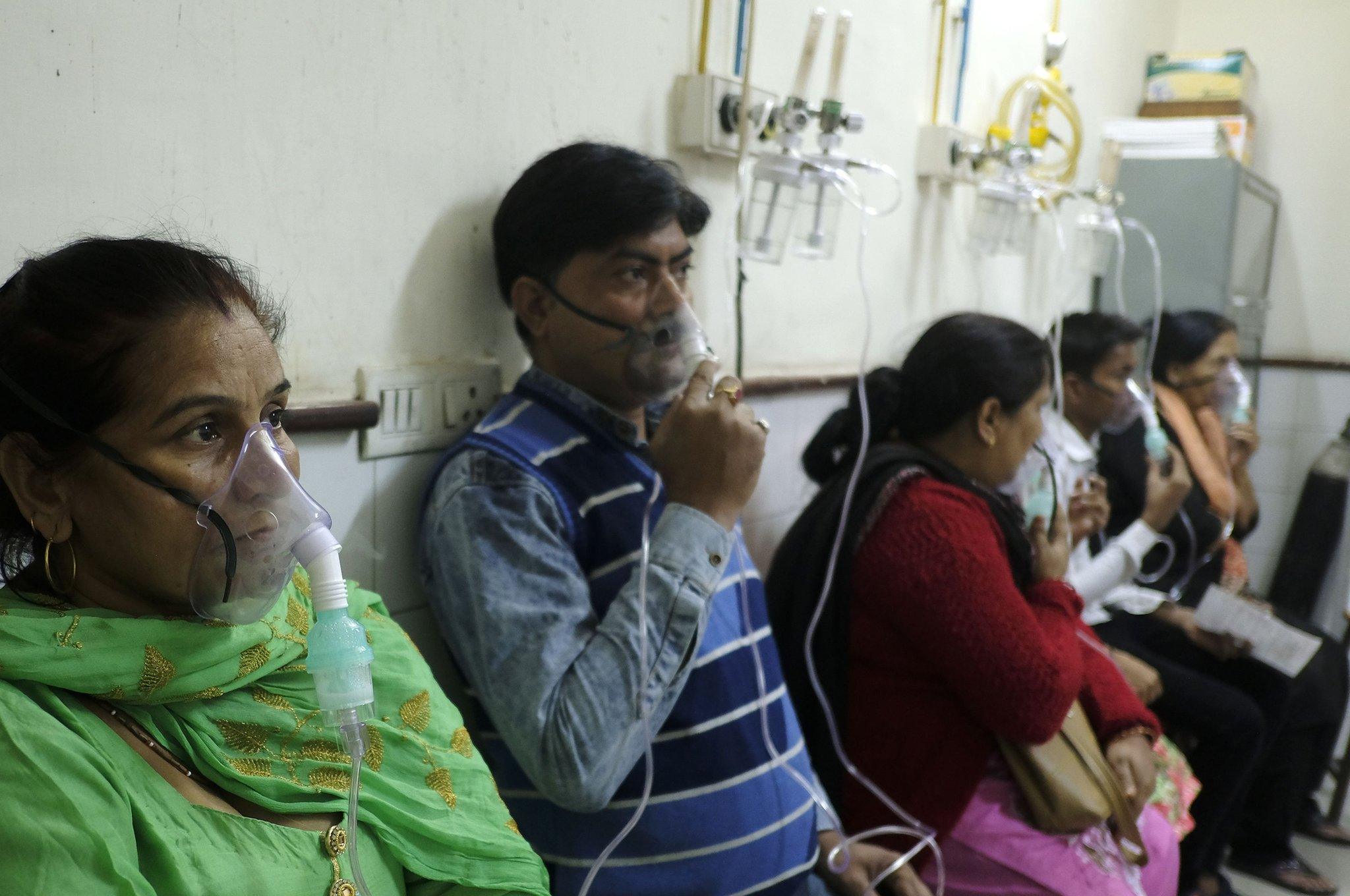 Indians receive treatment for respiratory problems at a hospital in Delhi on November 6, 2018