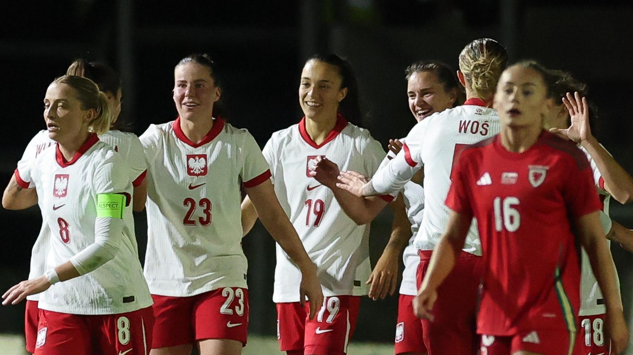 Chwaraewyr Gwlad Pwyl yn dathlu sgorio yn erbyn Cymru