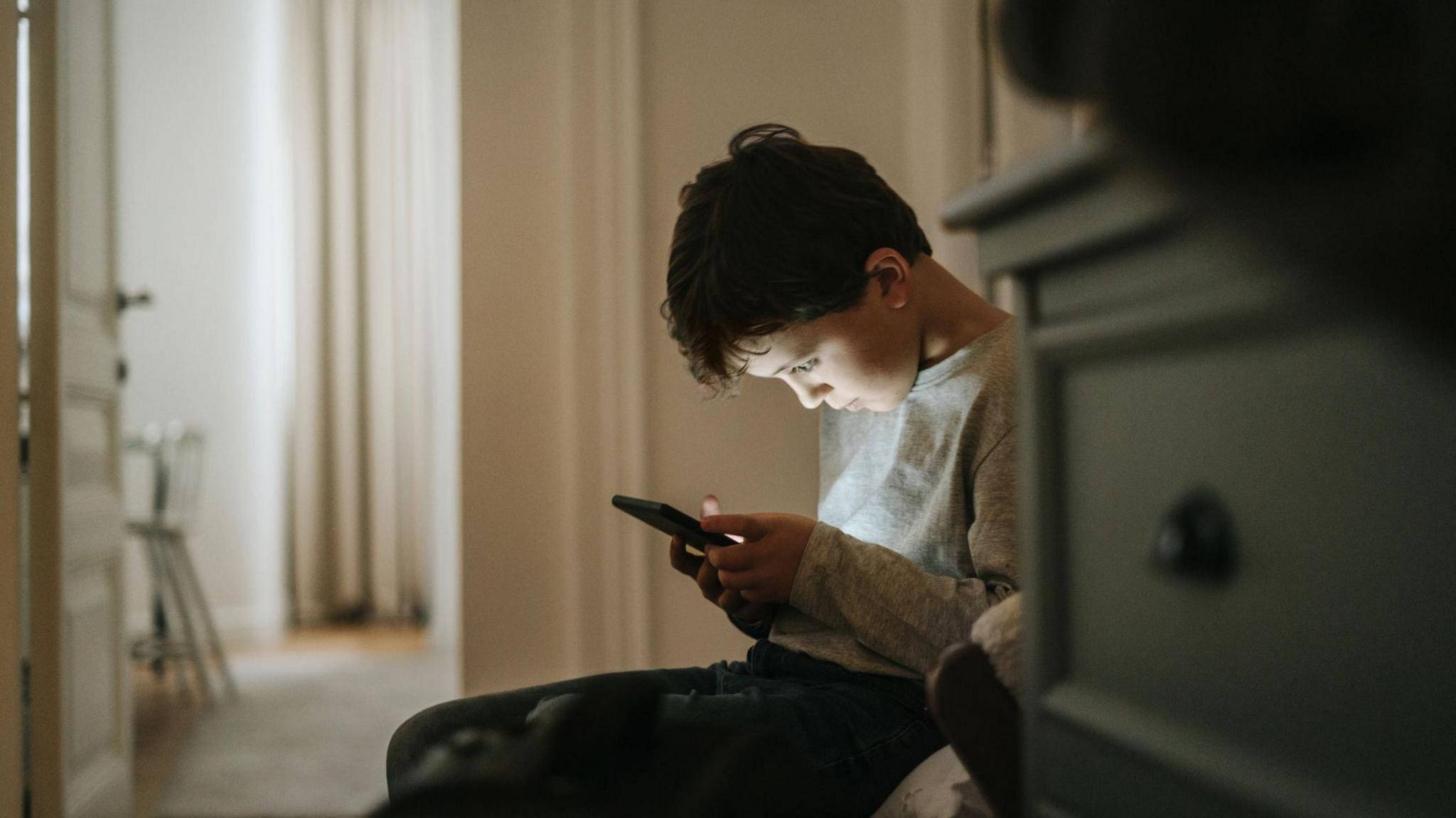 Los Angeles schools to set limits on classroom screen time - BBC News