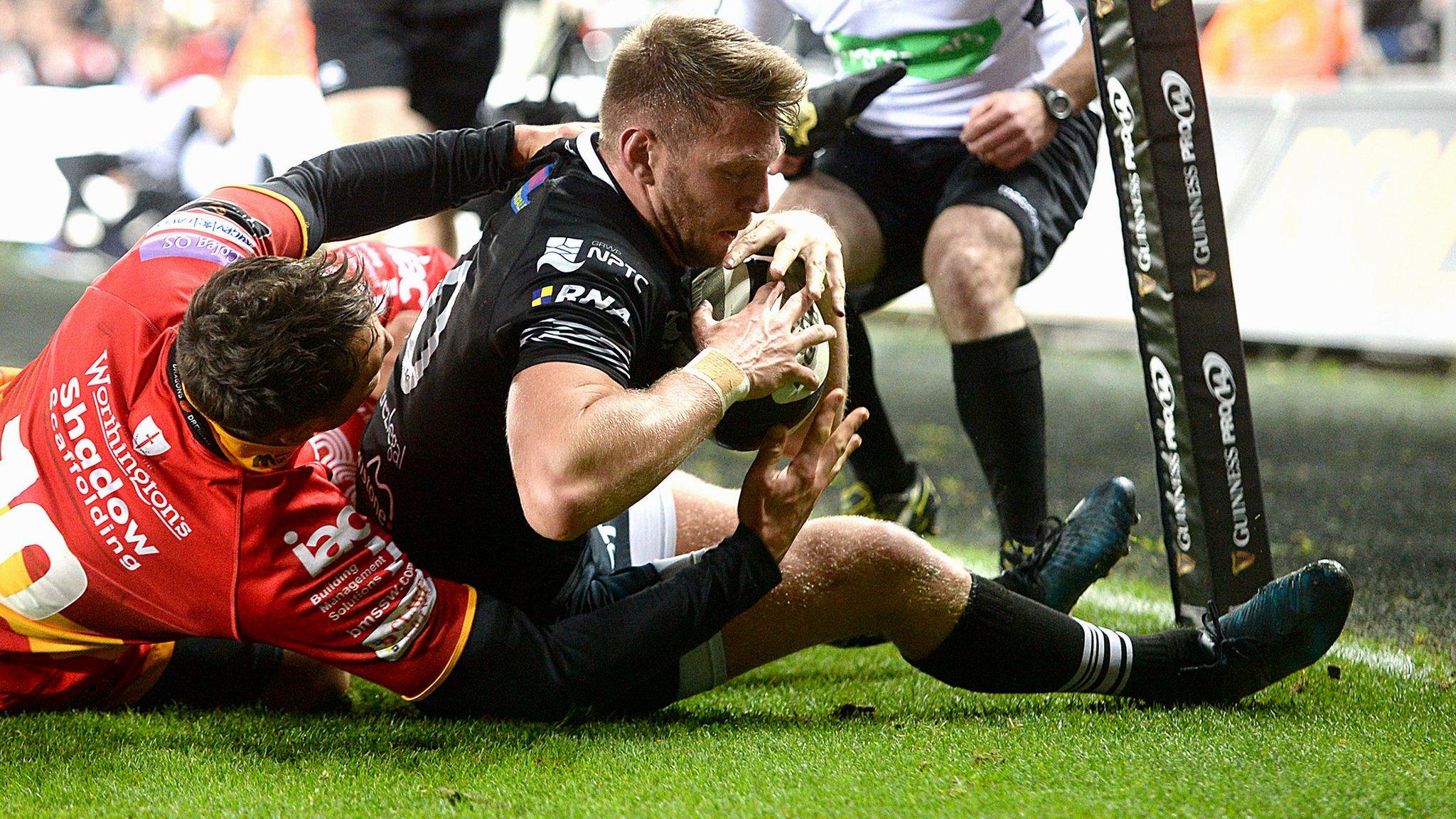 Dan Biggar scores