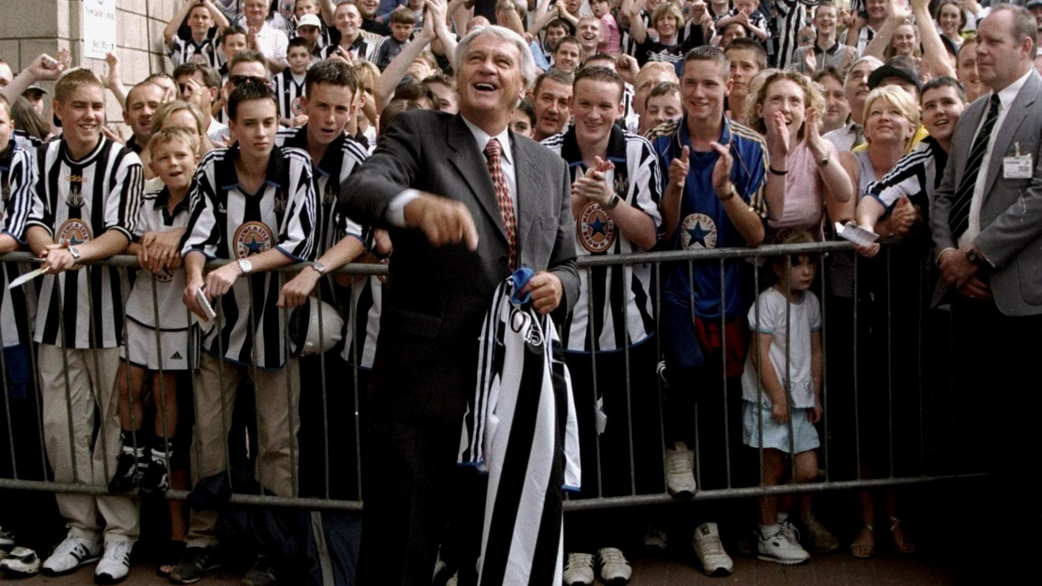 Bobby Robson greets Newcastle fans in 1999