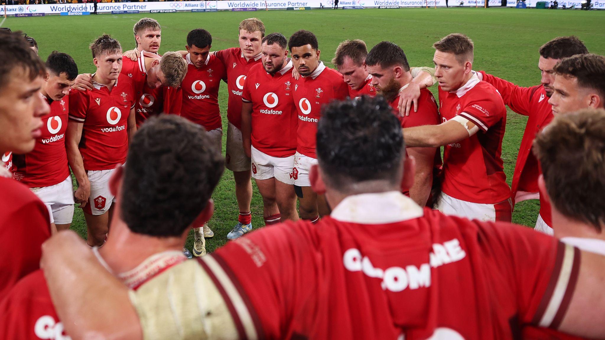 The Wales huddle after their defeat during the men's International Test match between Australia Wallabies and Wales at Allianz Stadium on July 06, 2024 in Sydney