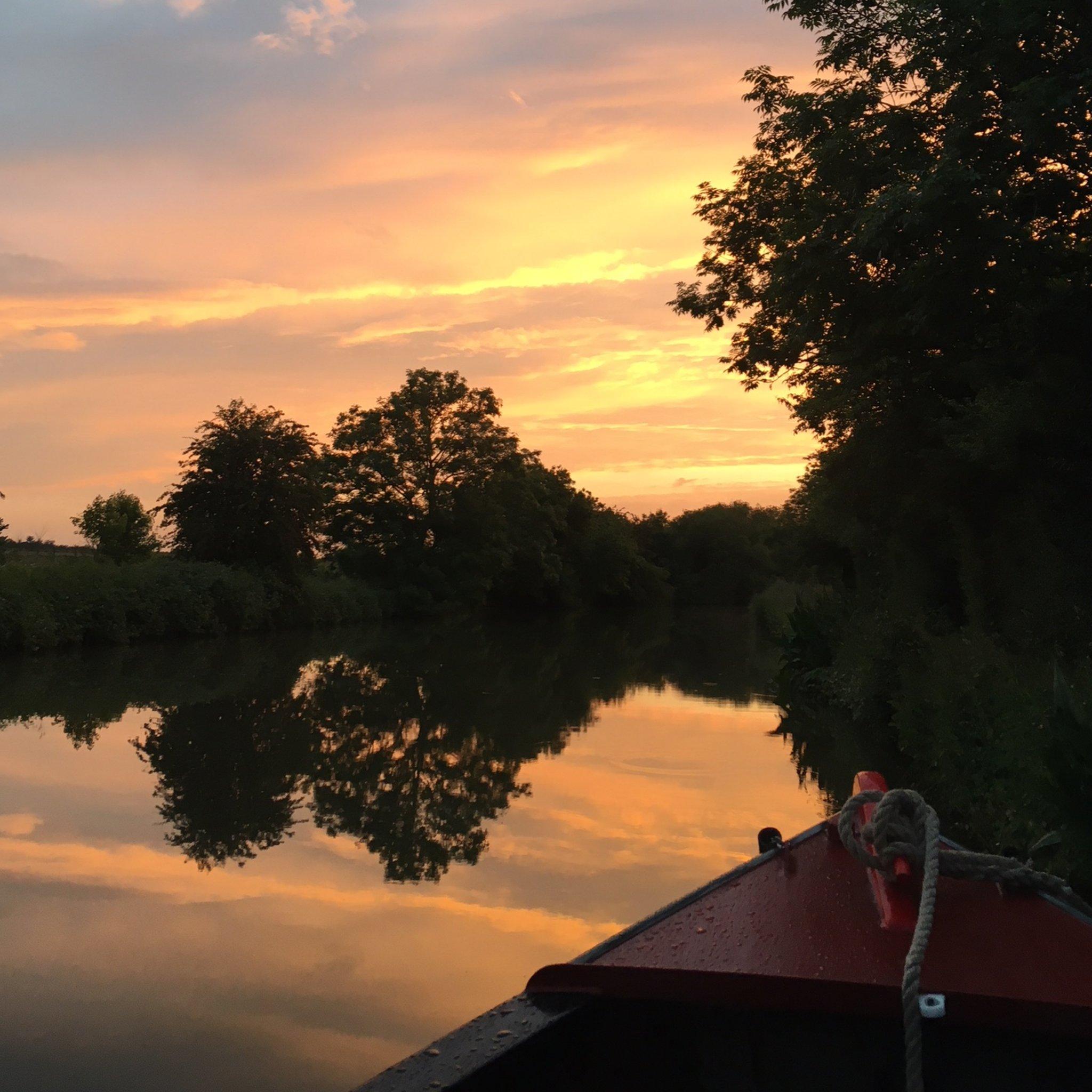 A Saturday night on the canal in north Oxfordshire