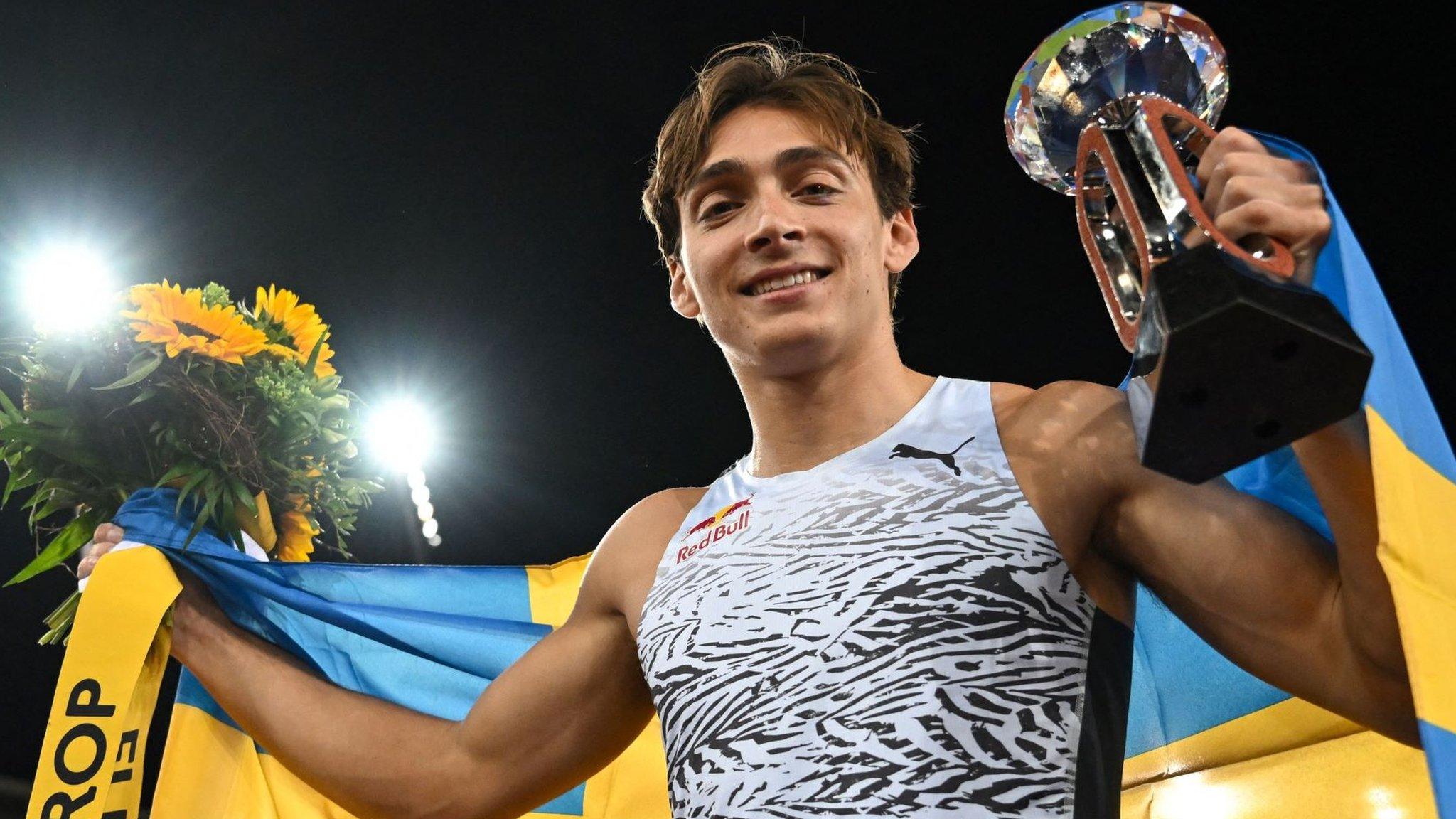 Mondo Duplantis holds the Diamond League trophy