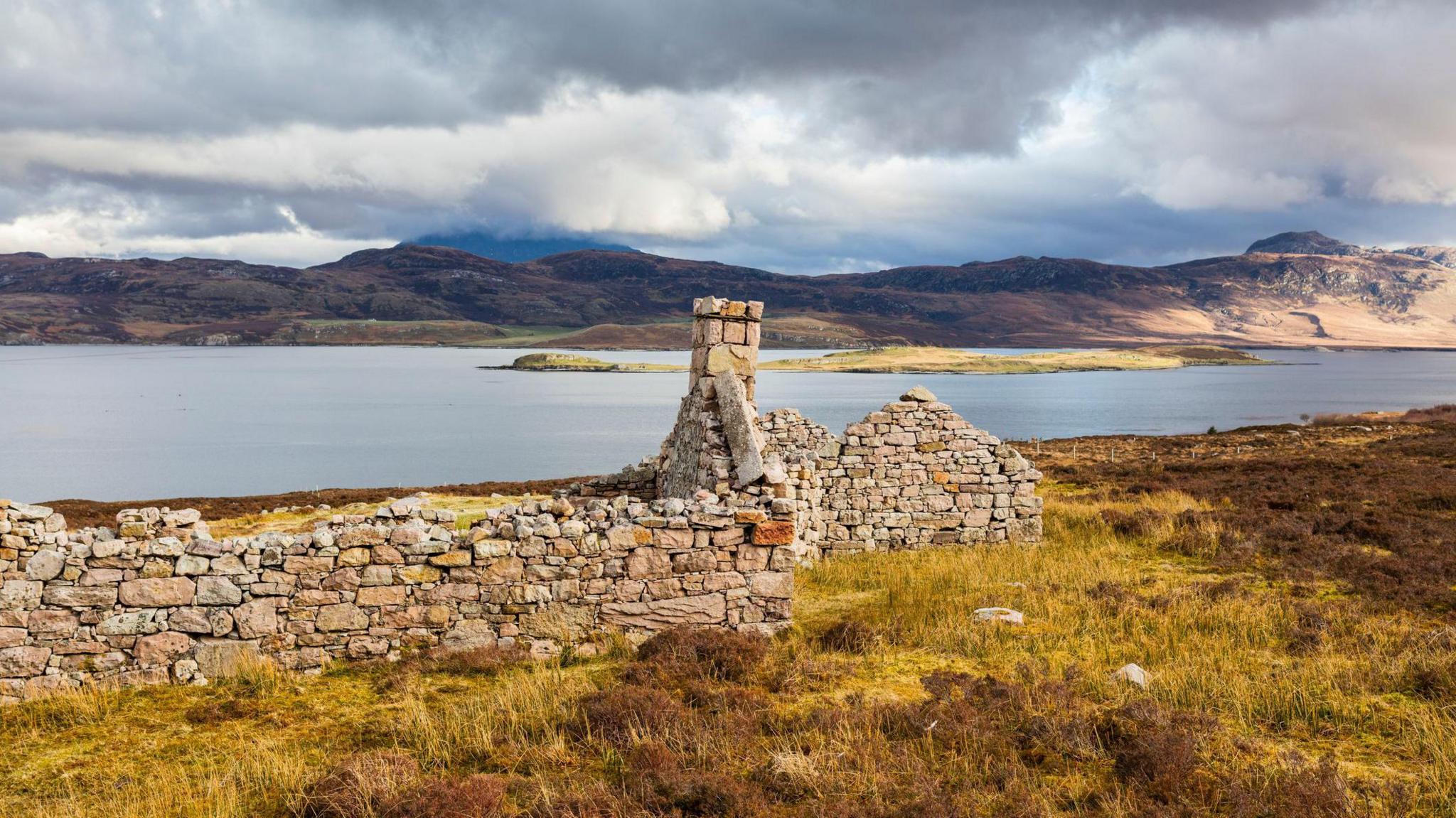 Tobhta ri taobh Loch Euraboil