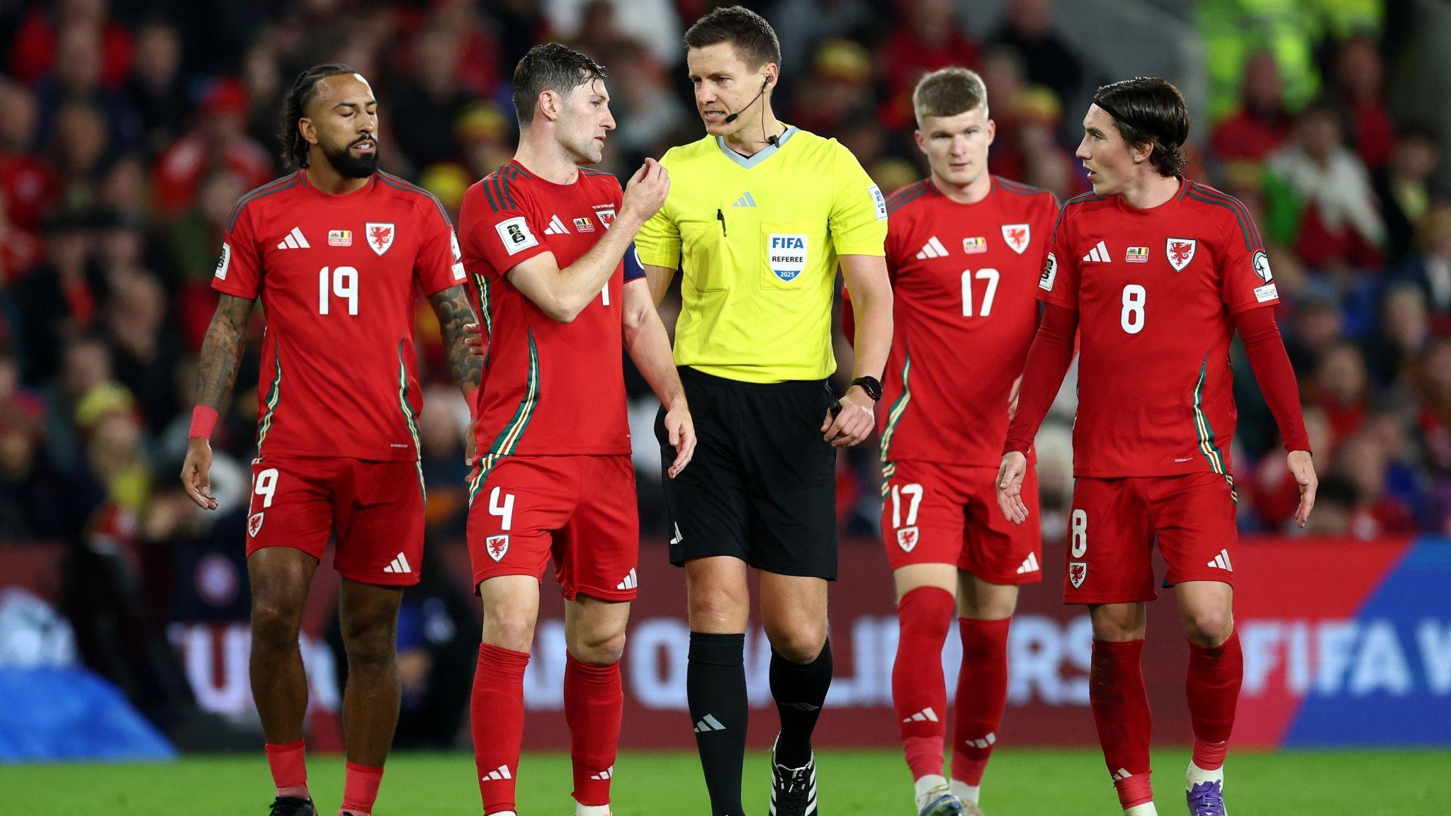 Ben Davies speaks to the referee as Sorba Thomas, Jordan James and Harry Wilson look on