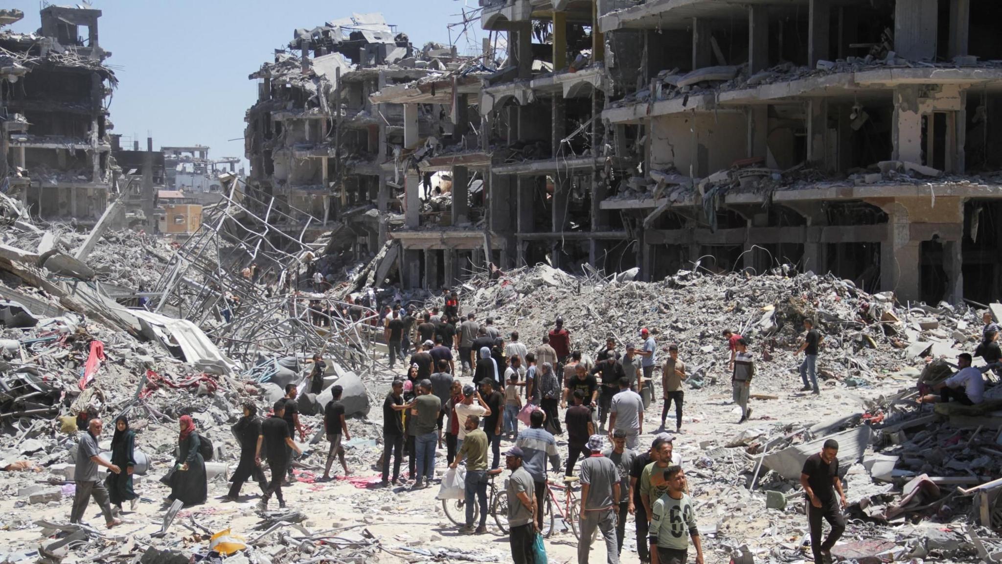 Palestinians make their way back to Jabalia after the withdrawal of Israeli forces, in the northern Gaza Strip (31 May 2024)