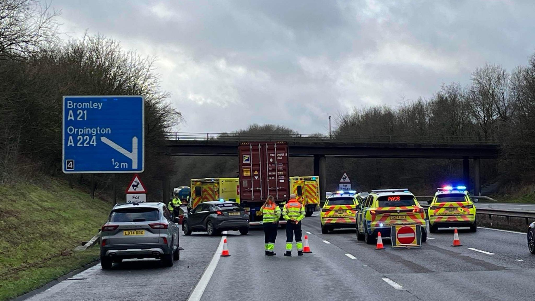 M25 partially closed in Kent due to 'serious' crash BBC News