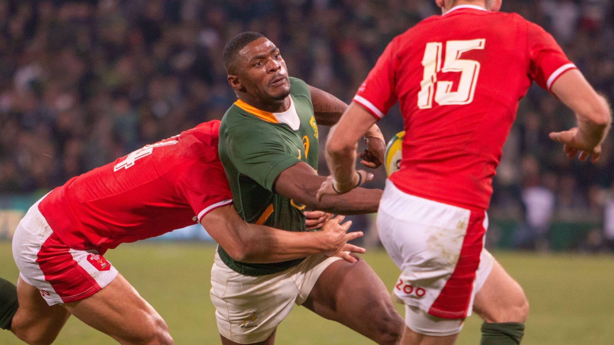 Warrick Gelant of South Africa is challenged by two Wales players
