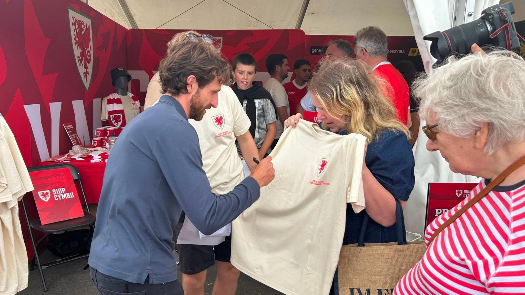 Cafodd Joe Allen ei dderbyn i'r Orsedd heddiw ac roedd galw mawr am lofnod ganddo