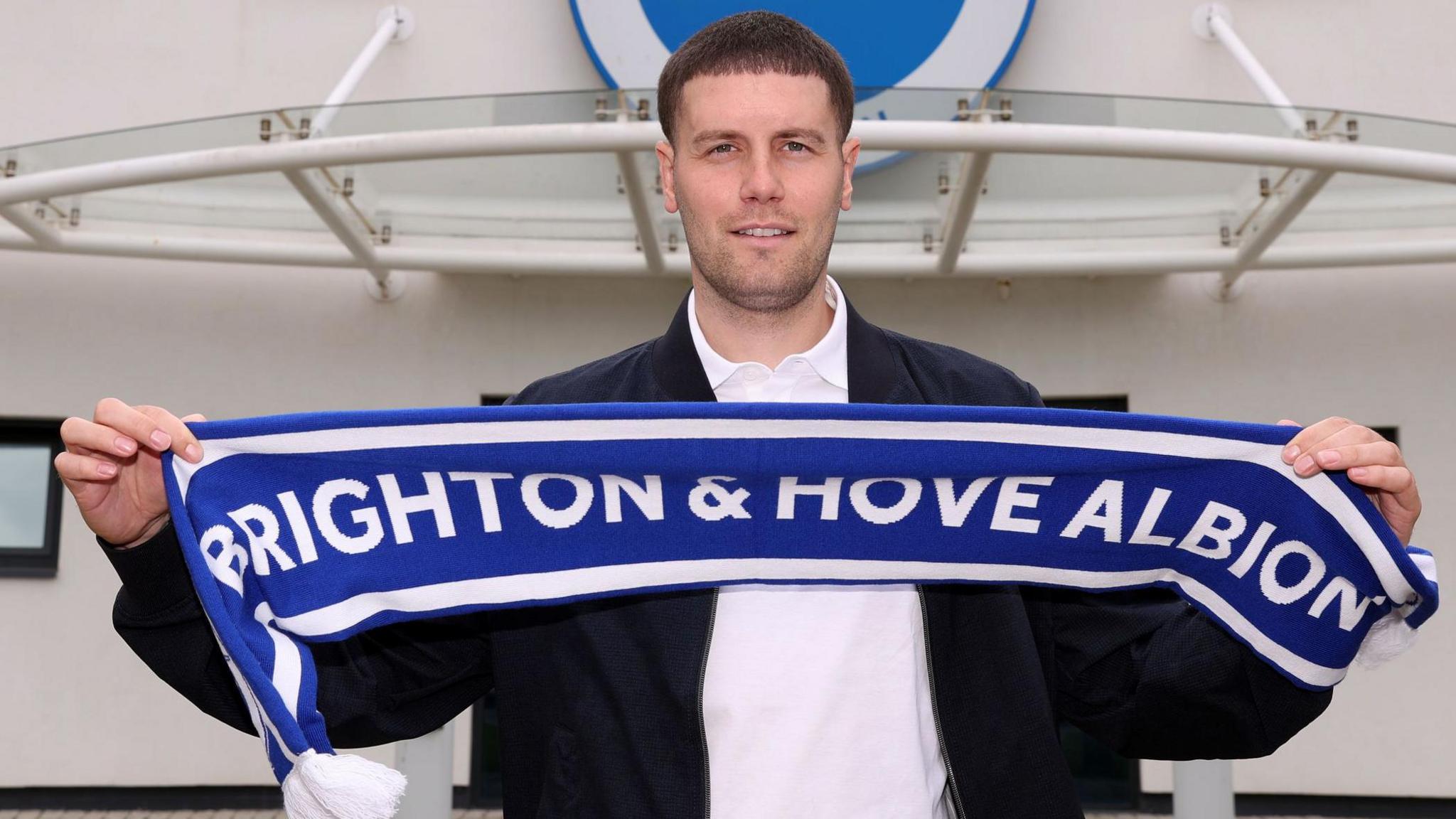 Fabian Hurzeler holds a Brighton scarf