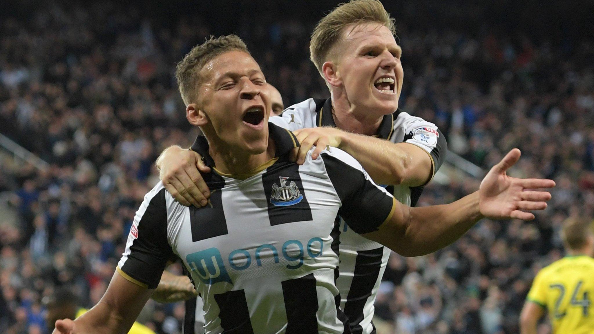 Dwight Gayle (left)