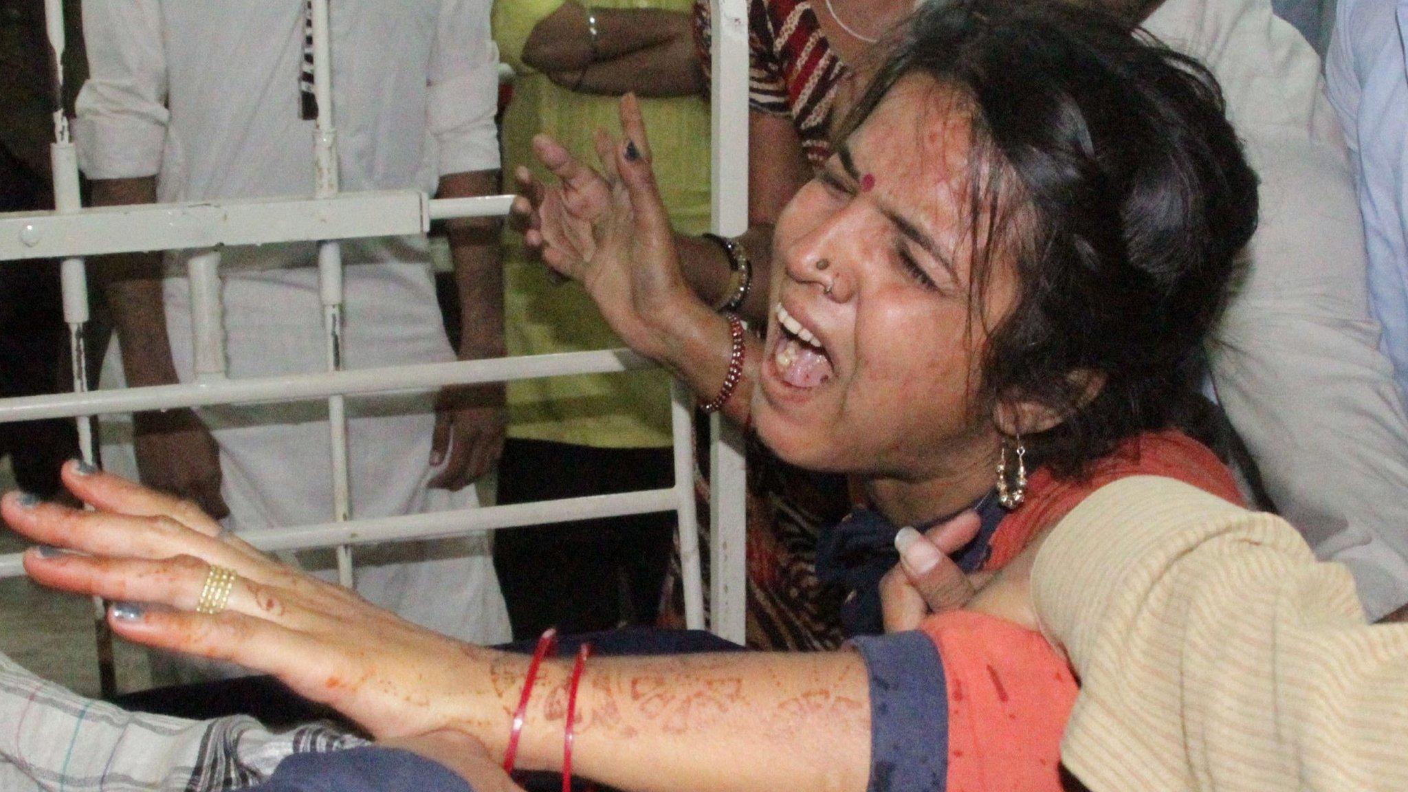 Family members cry near the body of their relative who was killed after consuming spurious alcohol receives medical treatment at a hospital, in Hyderabad, Pakistan, 22 March 2016