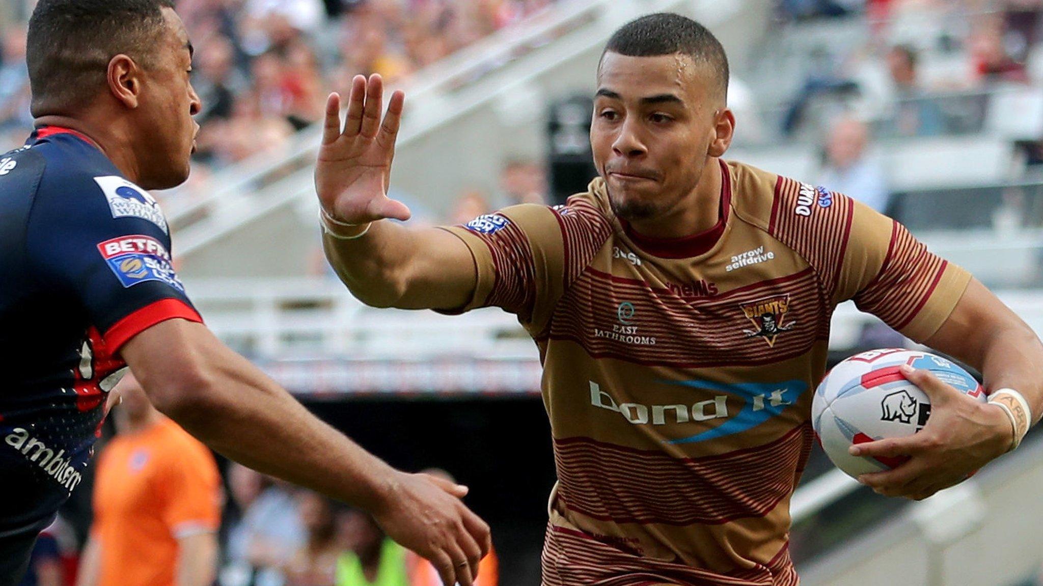 Huddersfield Giants Darnell McIntosh runs in to score