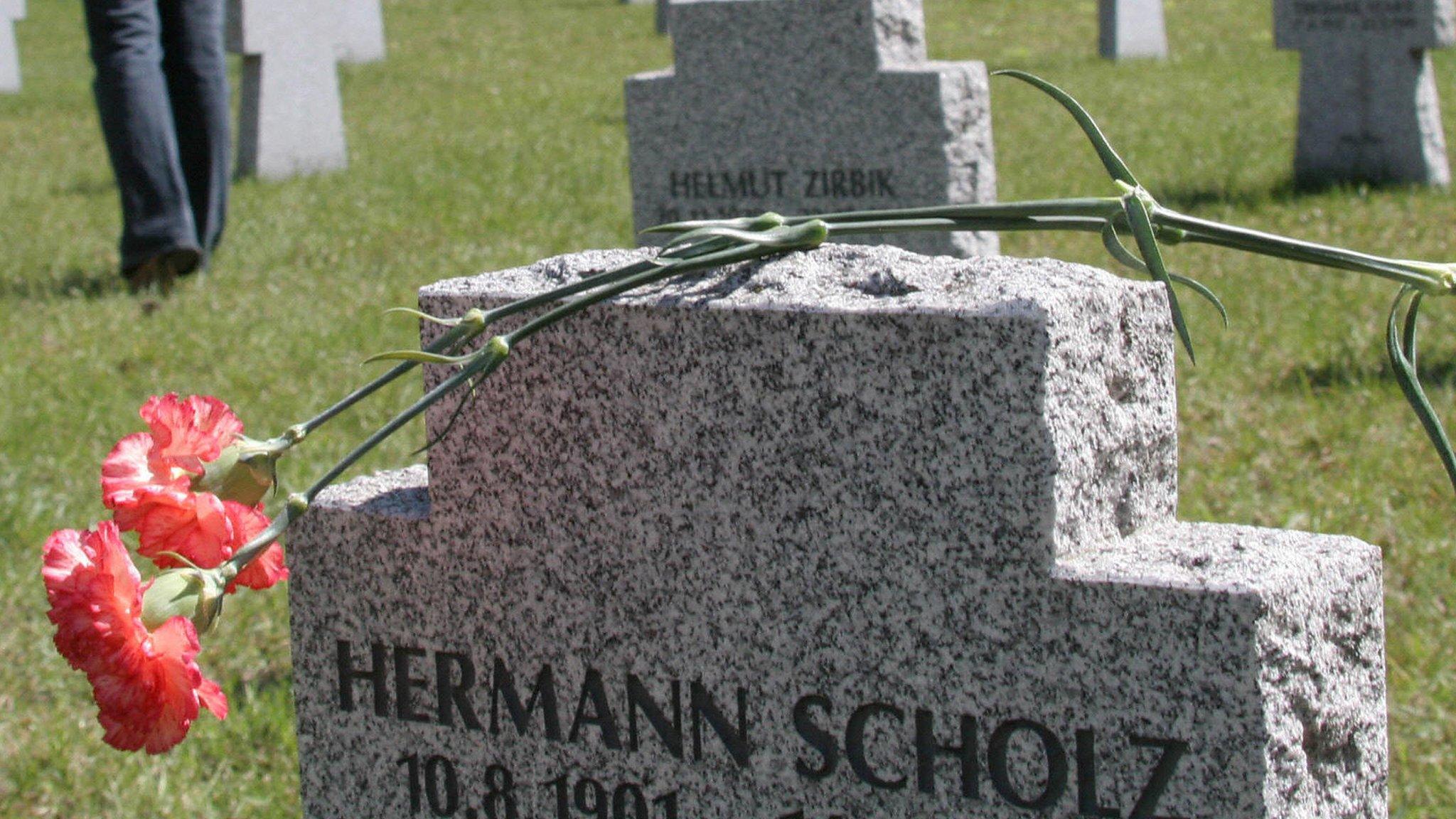 Flowers lie on a tombstone of a German soldier at the German cemetery in Moscow (6 May 2007)