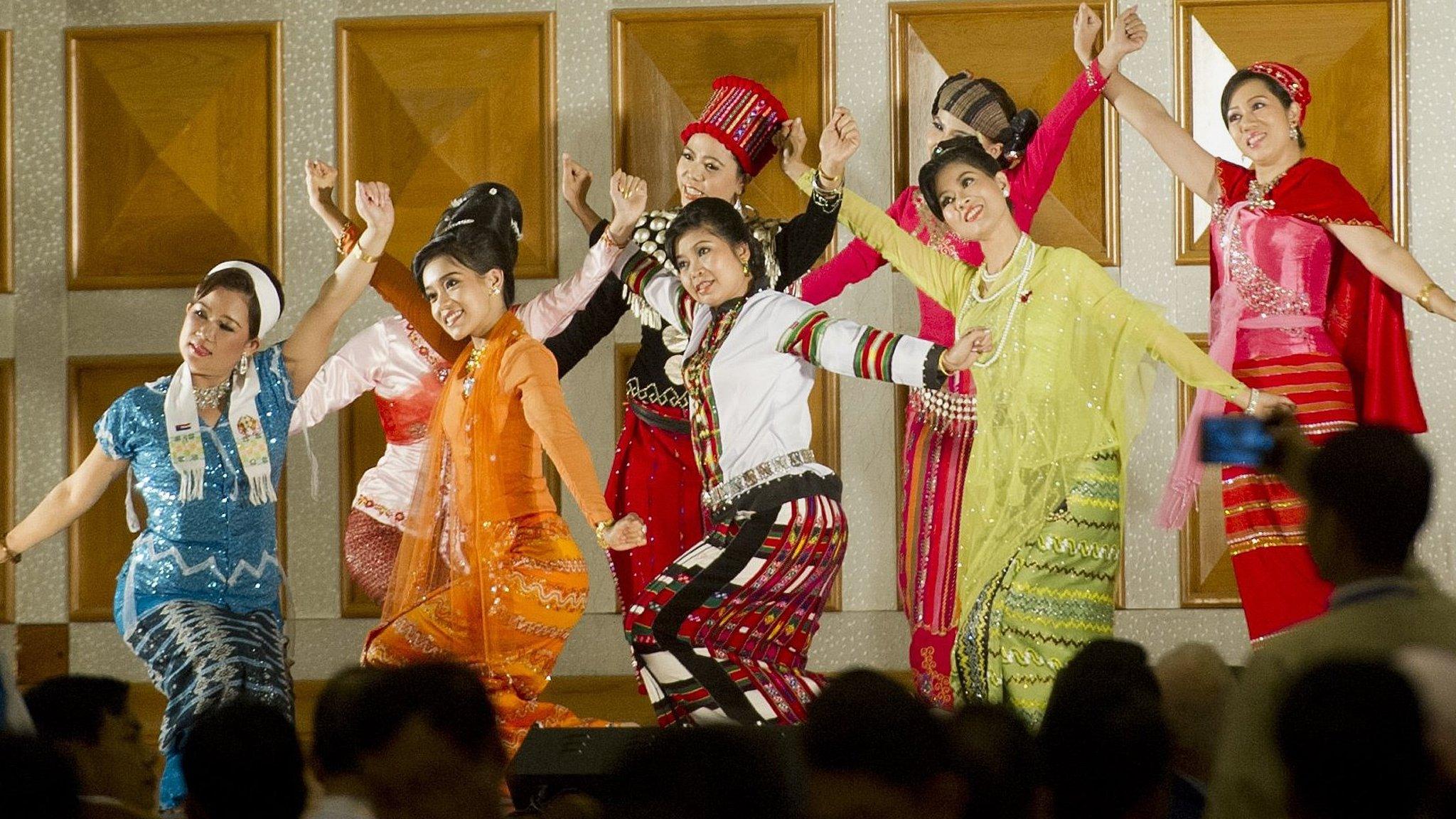 Dancers at the parliament in Nay Pyi Taw on 29 January 2016