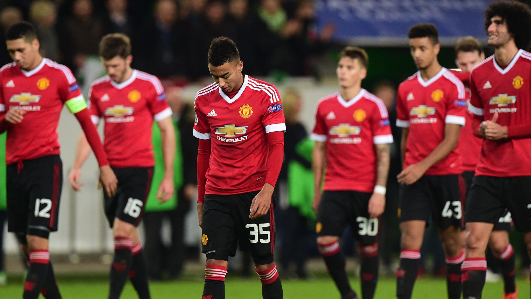 Manchester United players look dejected