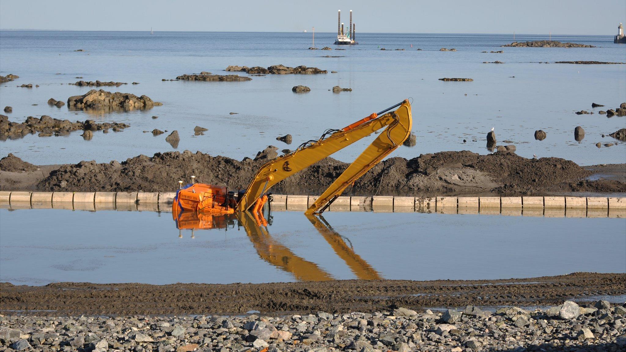 Digger stuck in undersea trench off Guernsey's east coast