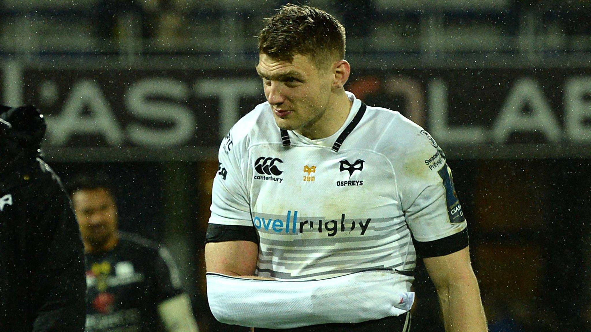 Dan Bigger protects his arm as he leaves the field at Clermont Auvergne