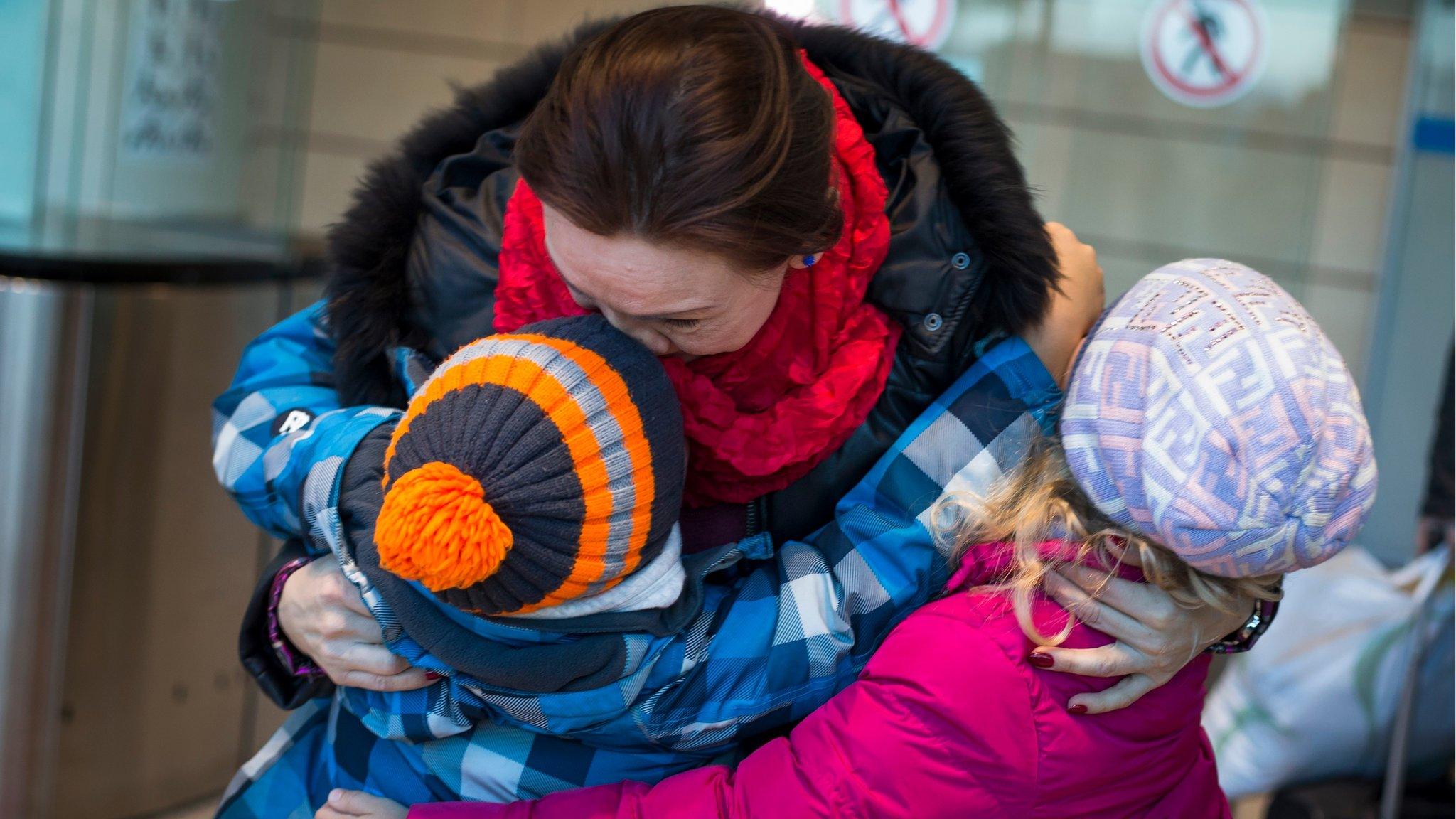 A woman arrives back from Hurghada in Egypt, at Domodedovo airport in Moscow (7 Nov. 2015)