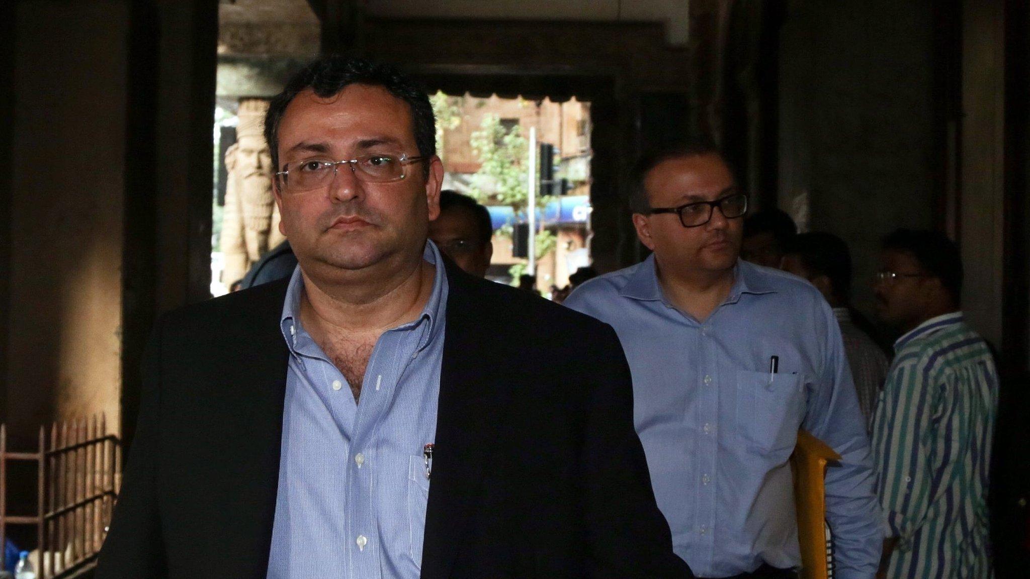 Cyrus Mistry, former chairman of Tata Sons, walks in the alleys after attending a meeting at the company"s head office in Mumbai, India, 26 October 2016