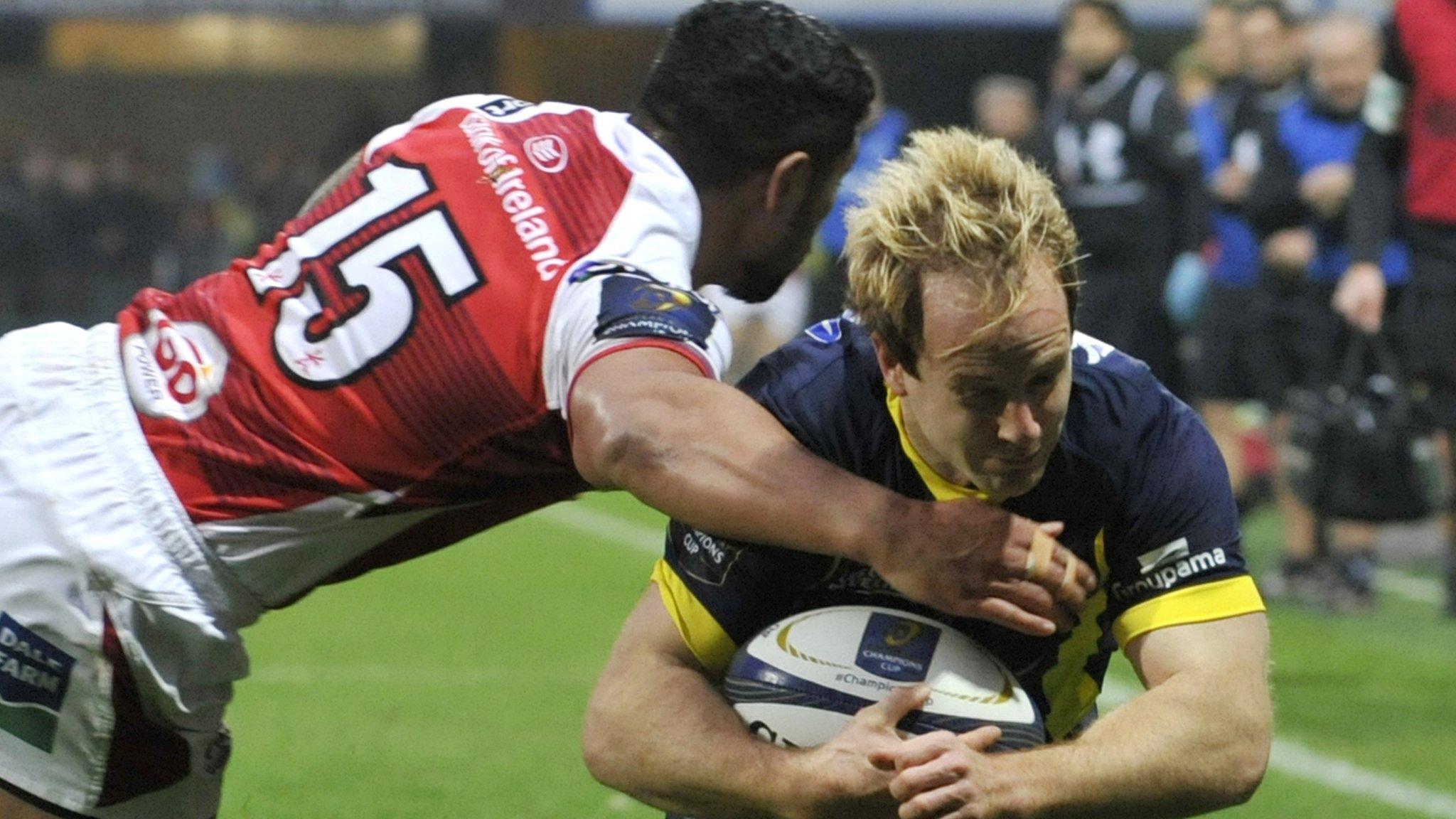 Nick Abendanon eludes Charles Piutau's attempted tackle to score one of his two first-half tries