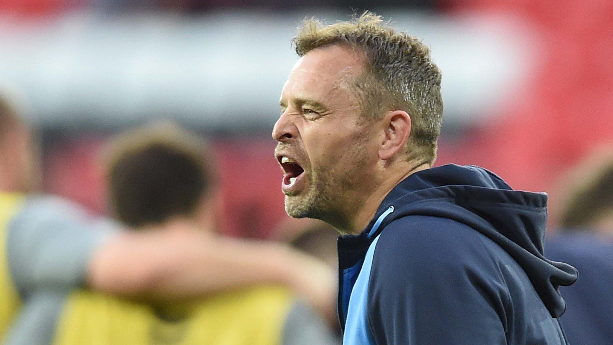 Danny Wilson shouts instructions to Cardiff Blues