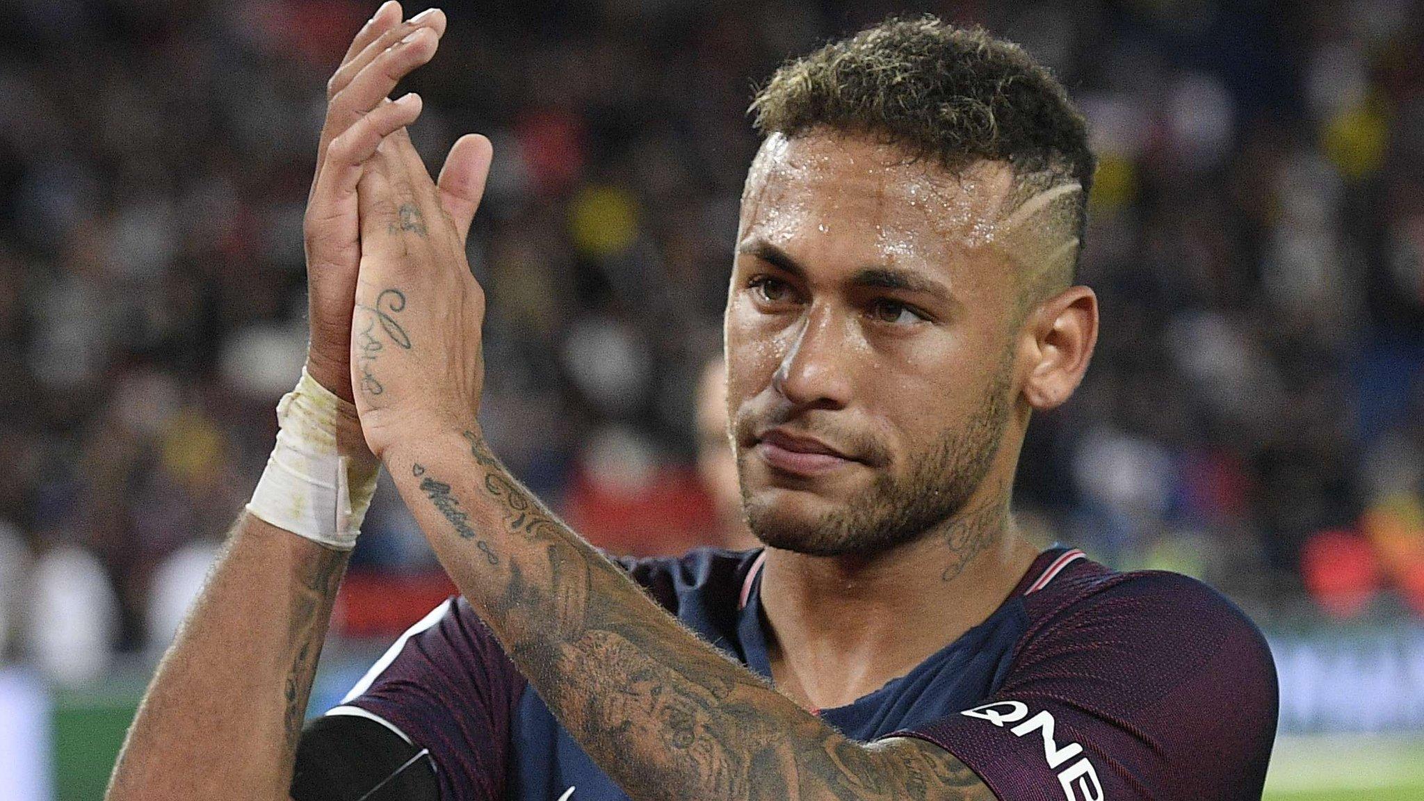 PSG forward Neymar celebrates