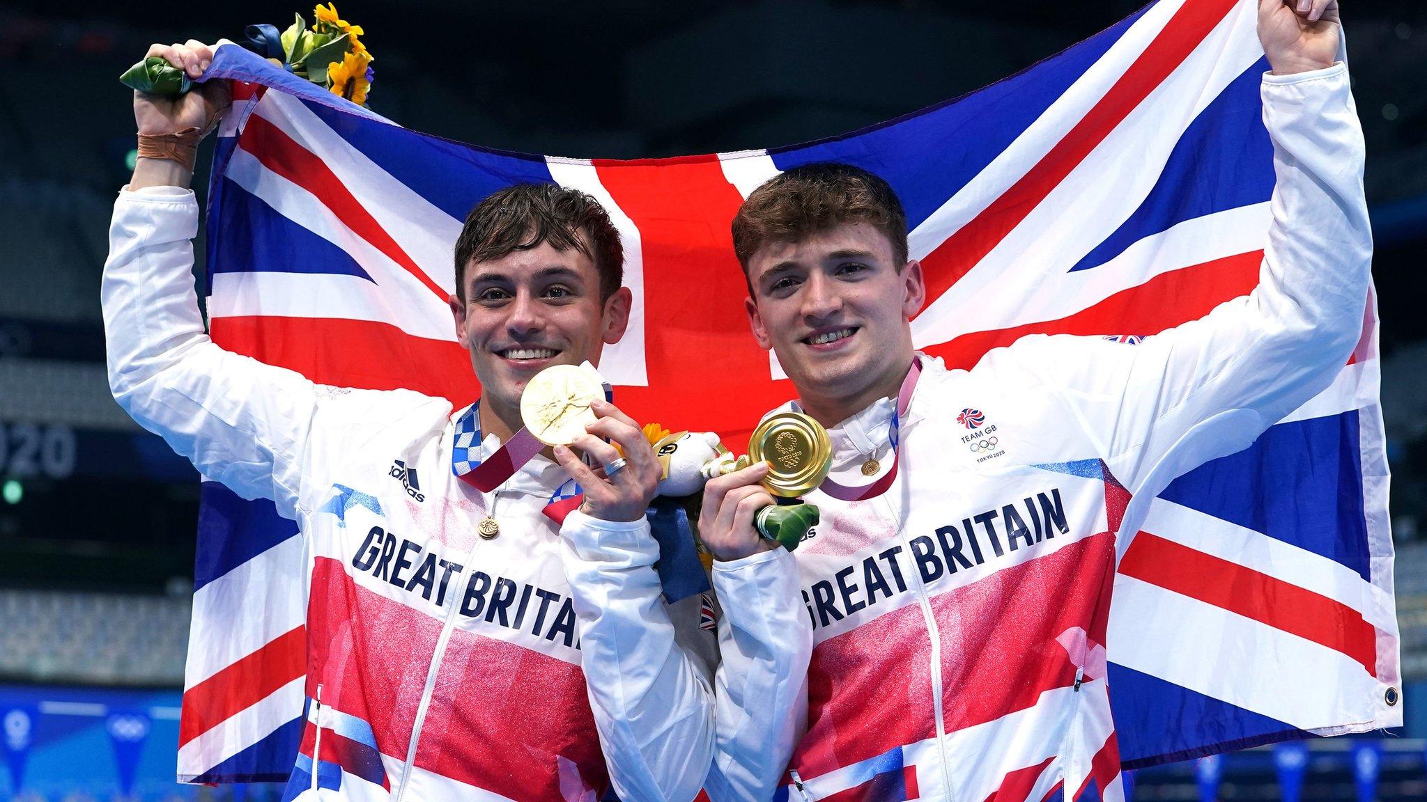 Tom Daley and Matty Lee with ther Tokyo 2020 gold medals