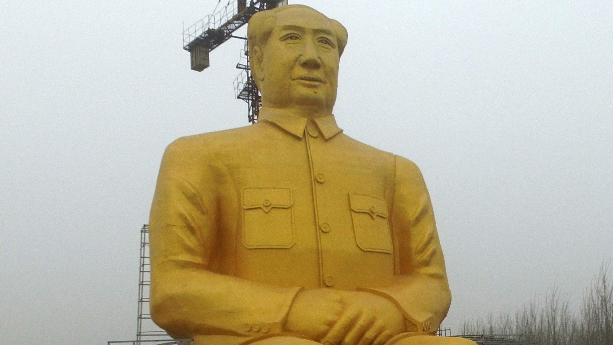 This photo taken on January 4, 2016 shows a huge statue of Chairman Mao Zedong under construction in Tongxu county in Kaifeng, central China"s Henan province.