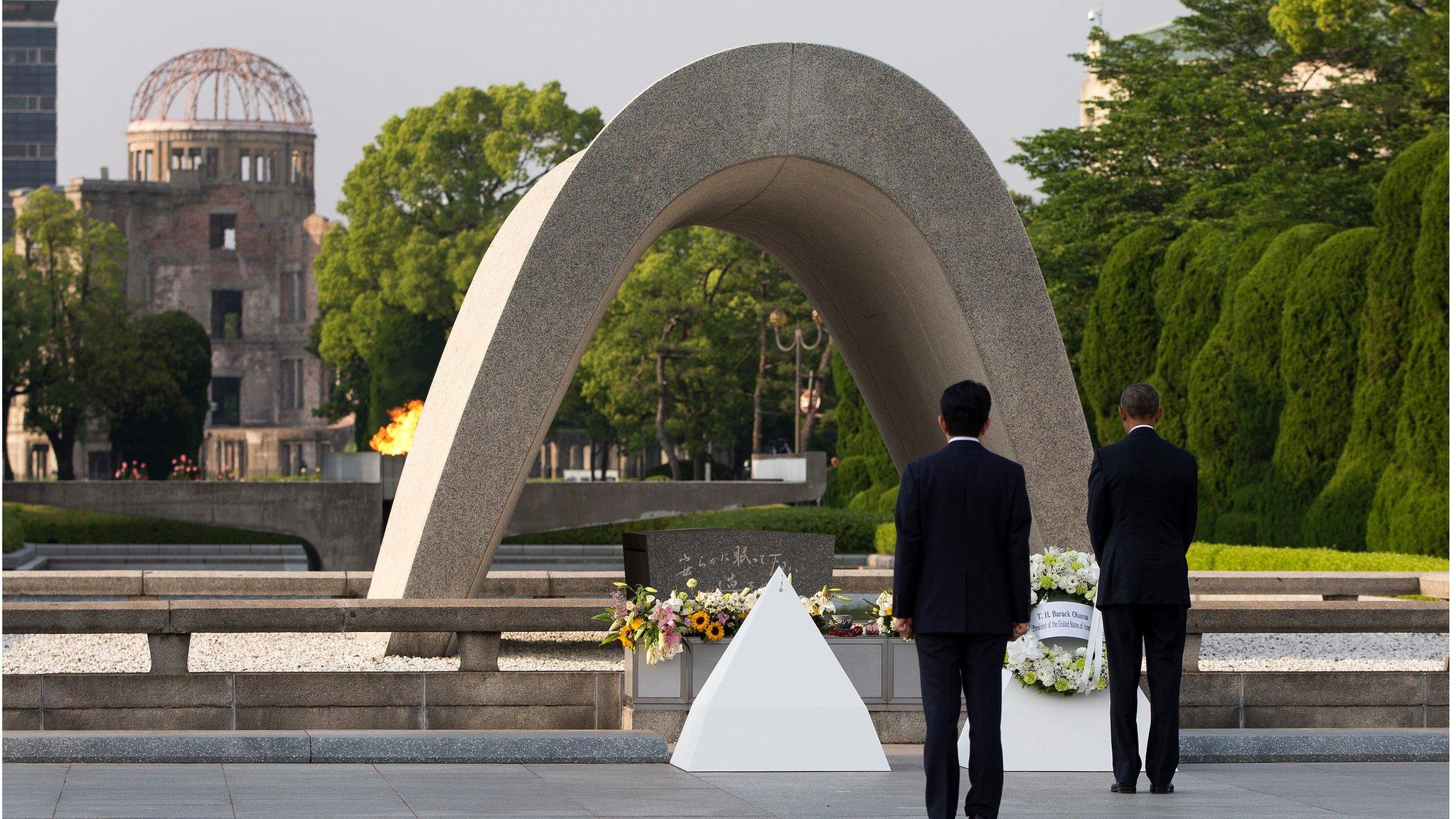 President Barack Obama and Japanese Prime Minister Shinzo Abe participate in a wreath laying ceremony at the cenotaph at Hiroshima Peace Memorial Park in Hiroshima, 27 May 2016.