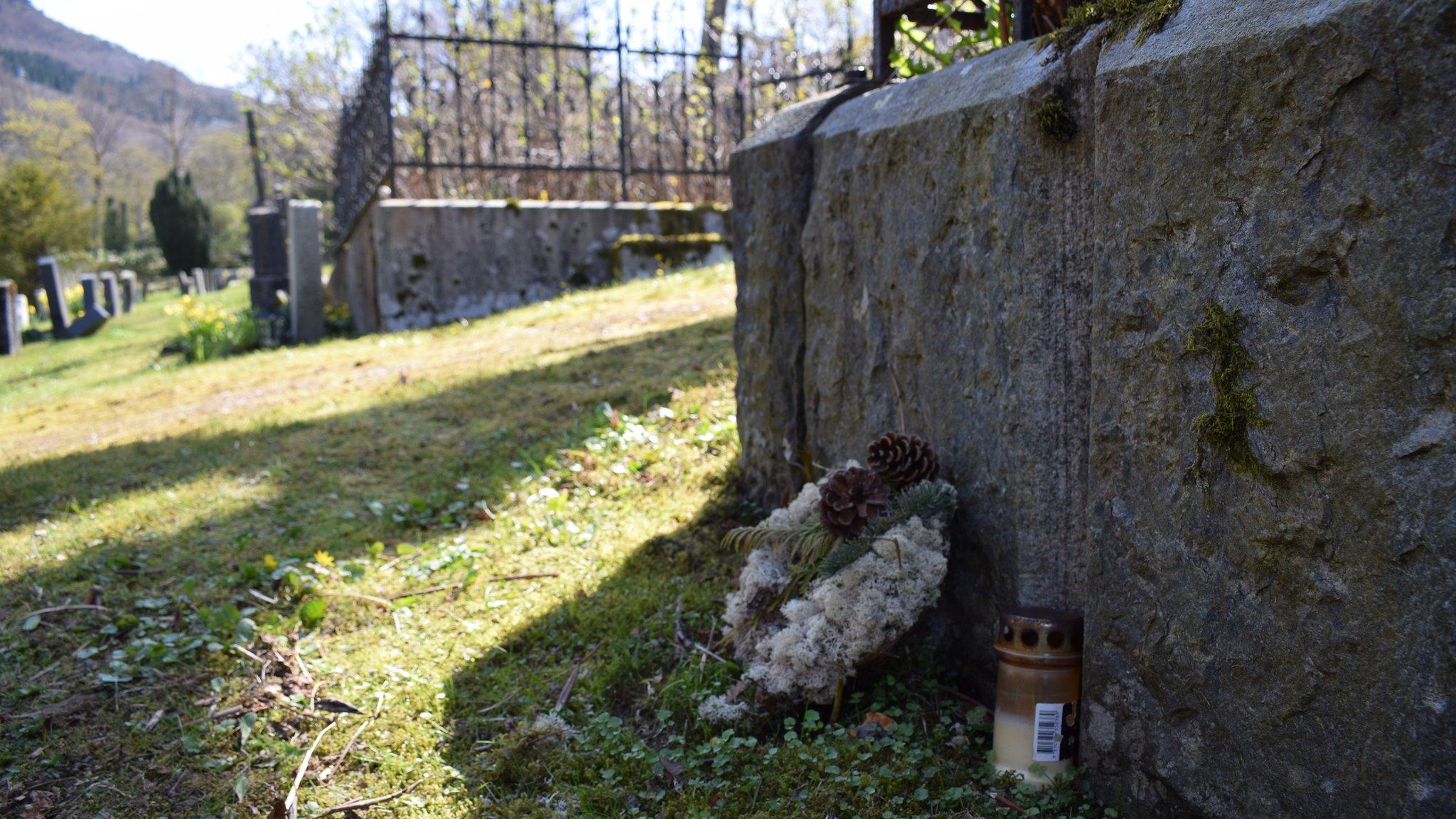 The unmarked grave where the Isdal Woman's body is buried. The site is marked with a small wreath and candle