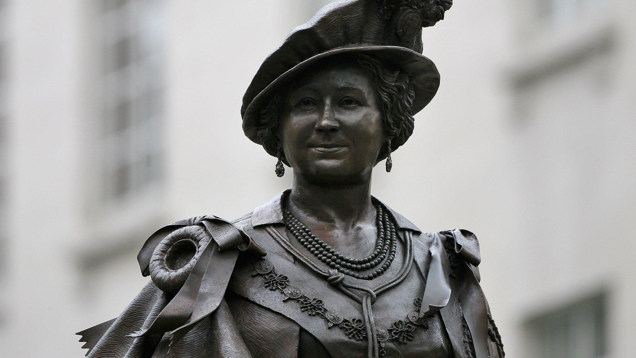 Mall statue of the Queen Mother