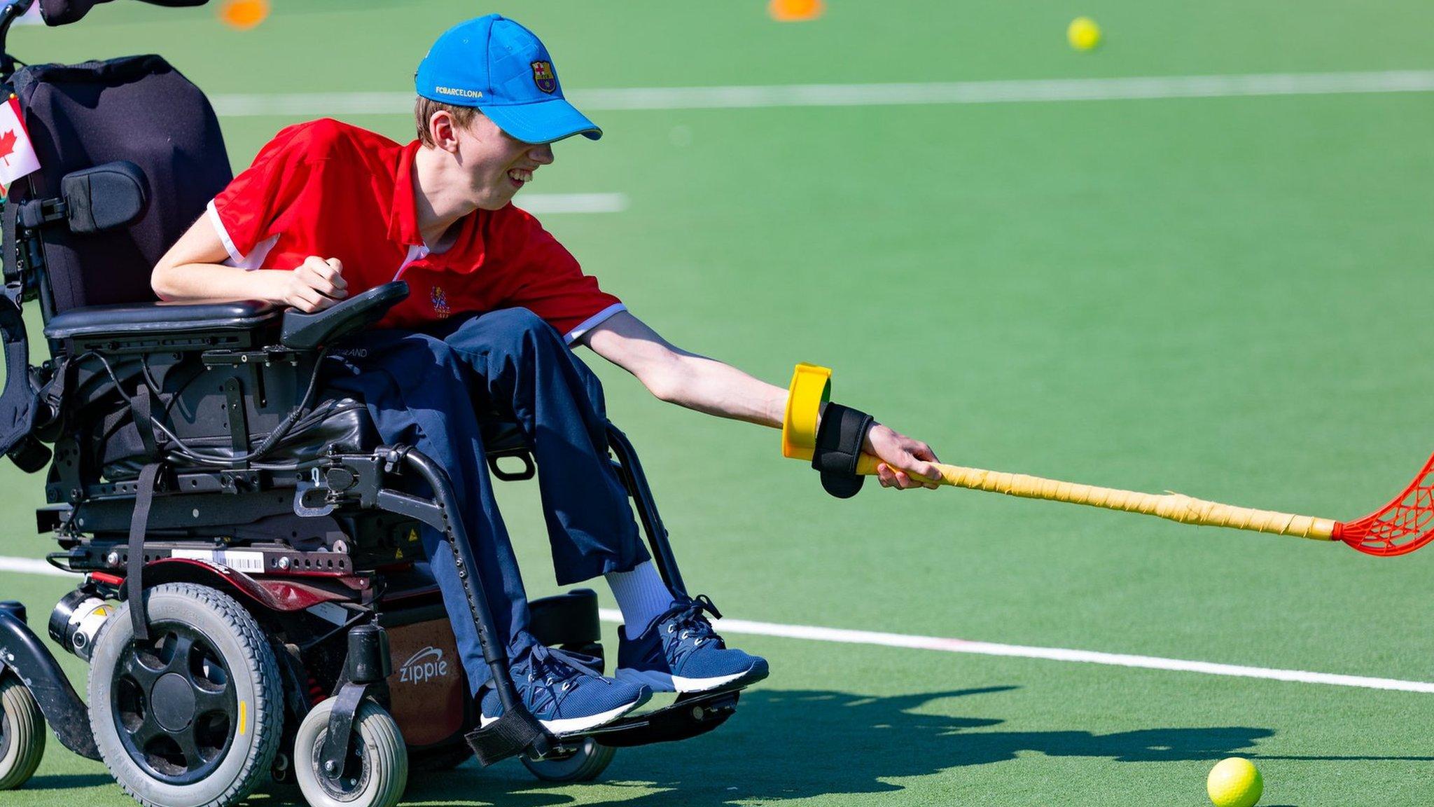 Will Pratten playing para-hockey