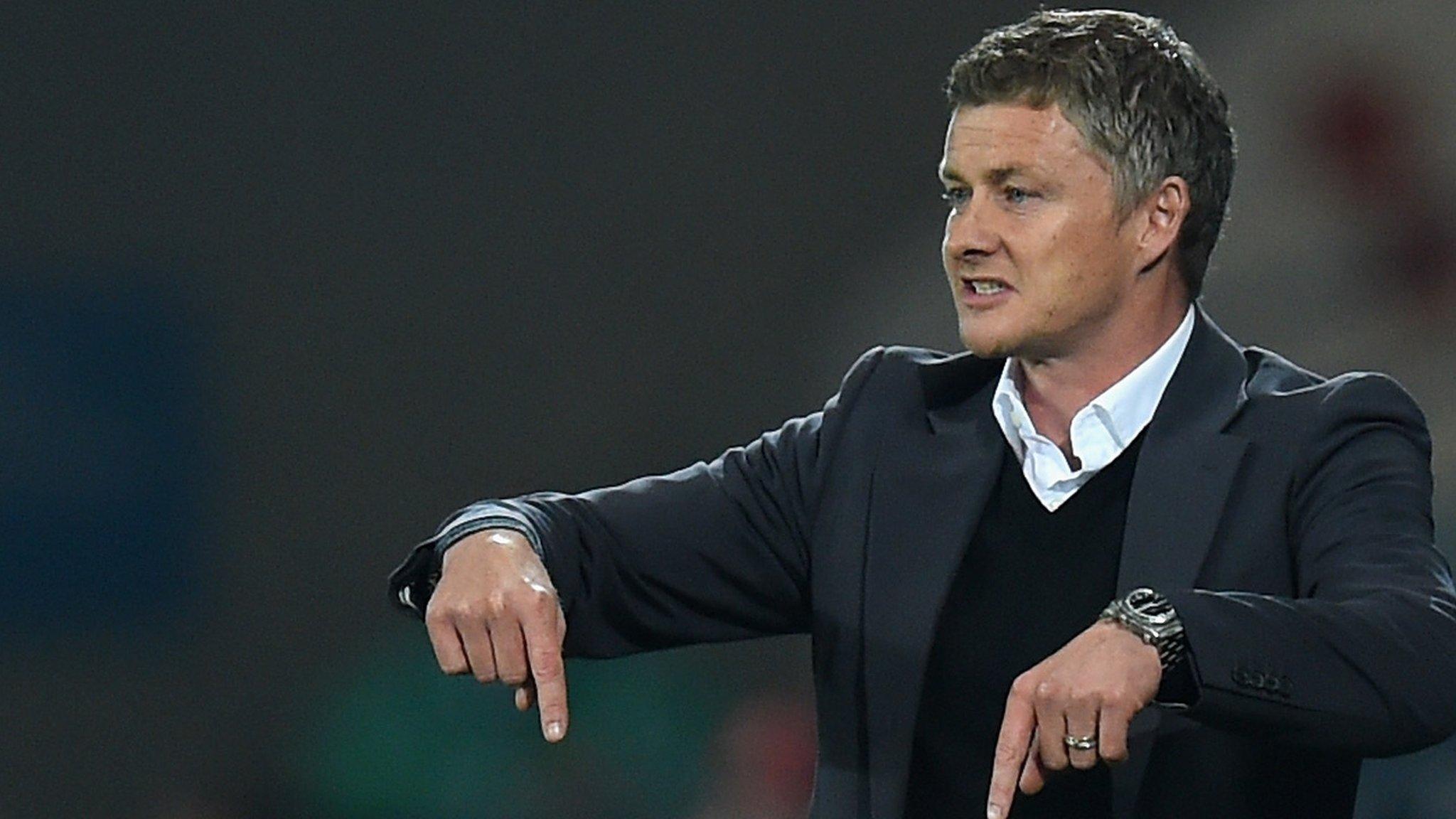 Ole Gunnar Solskjaer in the Cardiff dugout