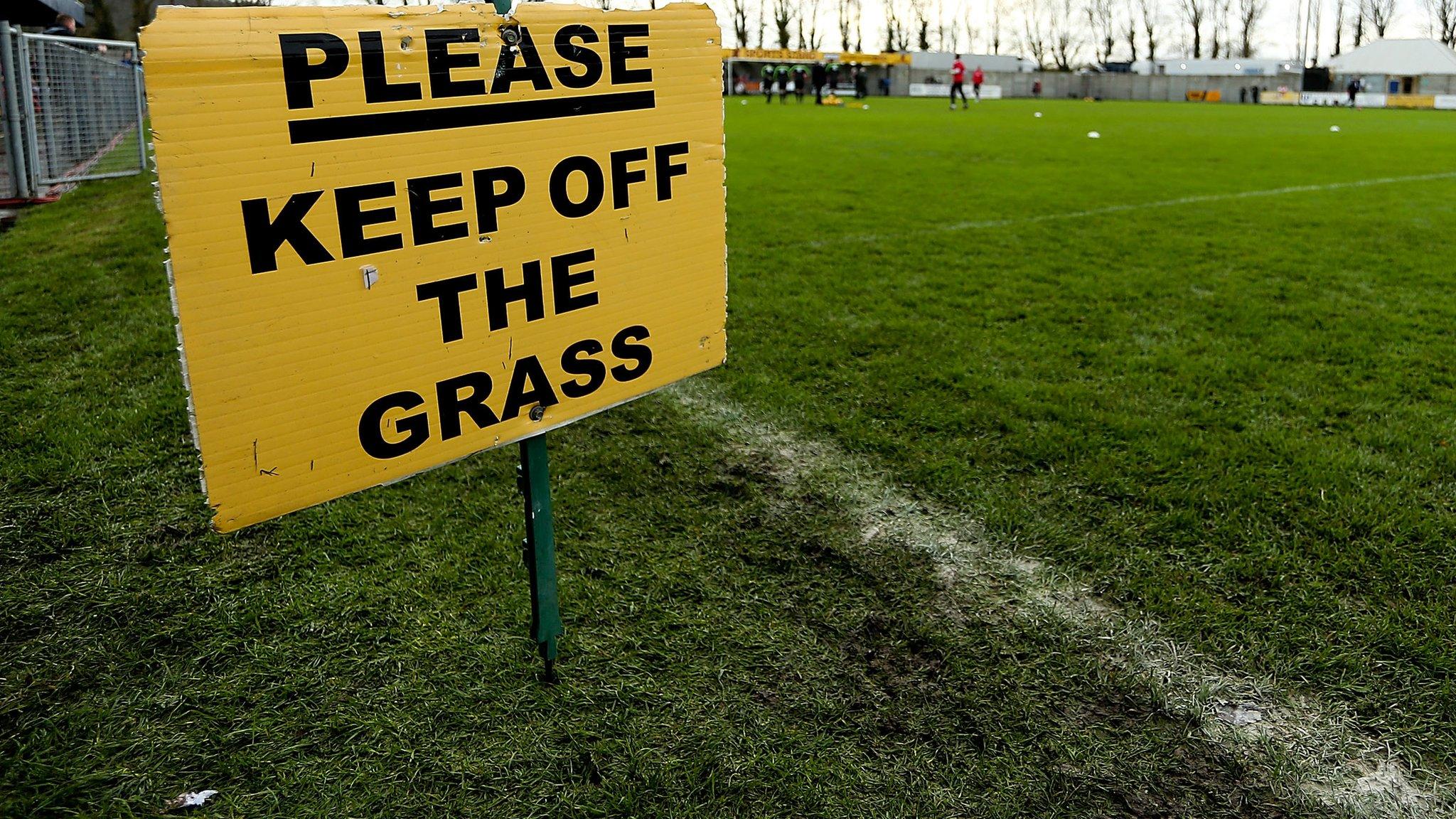 Please keep off the grass sign