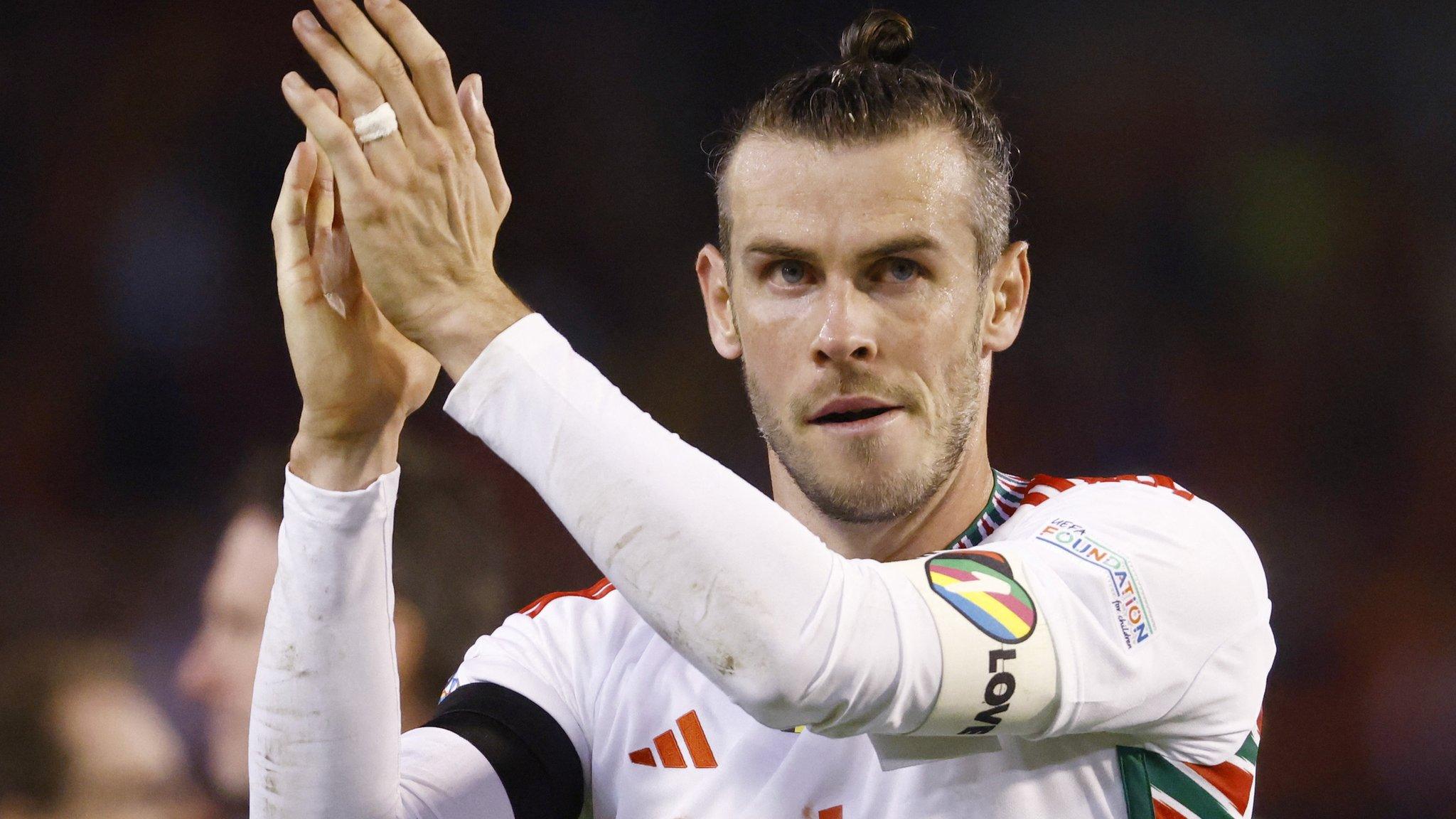 Gareth Bale yn gwisgo band One Love - sy'n dangos gwrthwynebiad i bob math o wahaniaethu