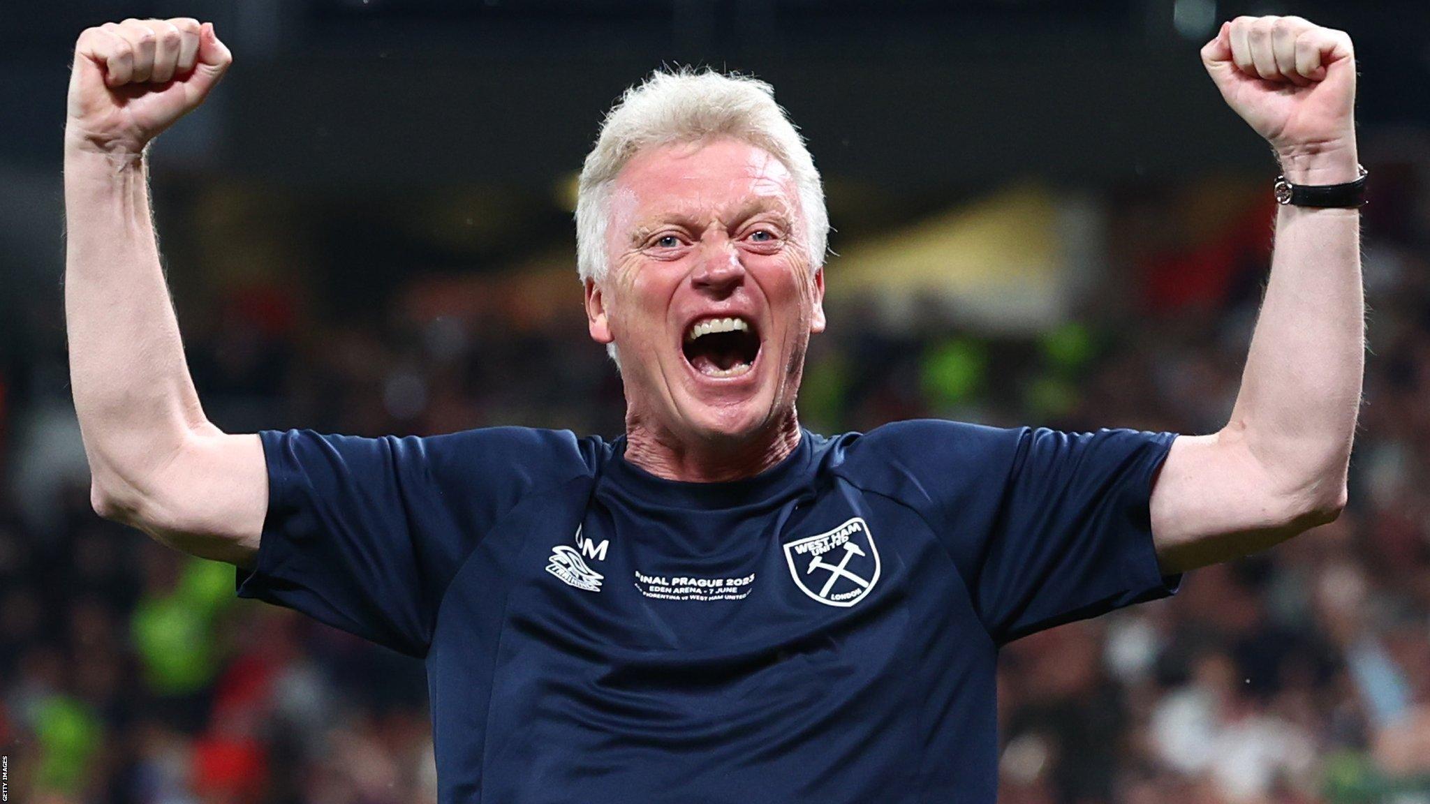 West Ham manager David Moyes celebrates after Jarrod Bowen scores in the final minute to win the game