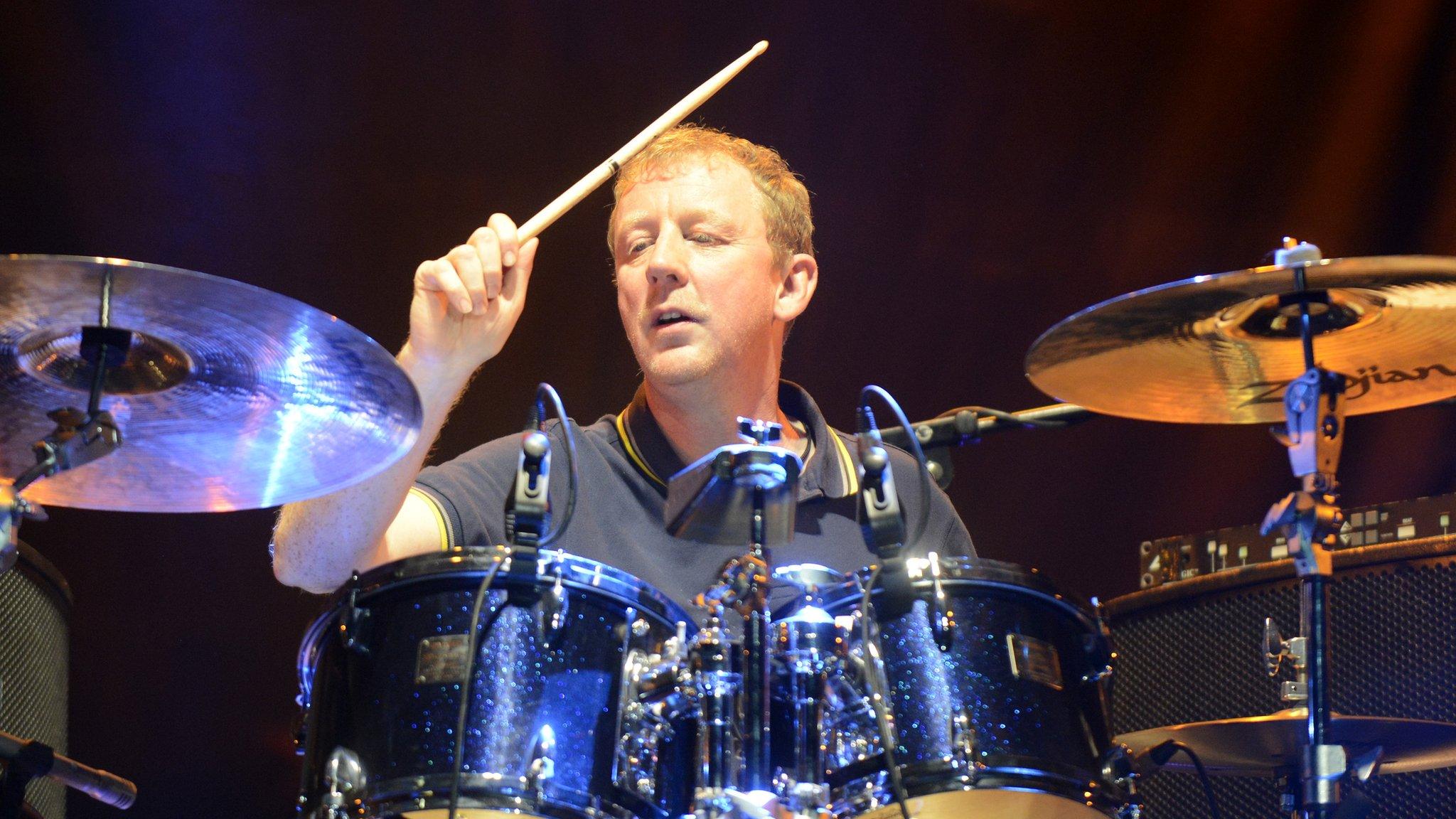 Dave Rowntree drumming in Blur