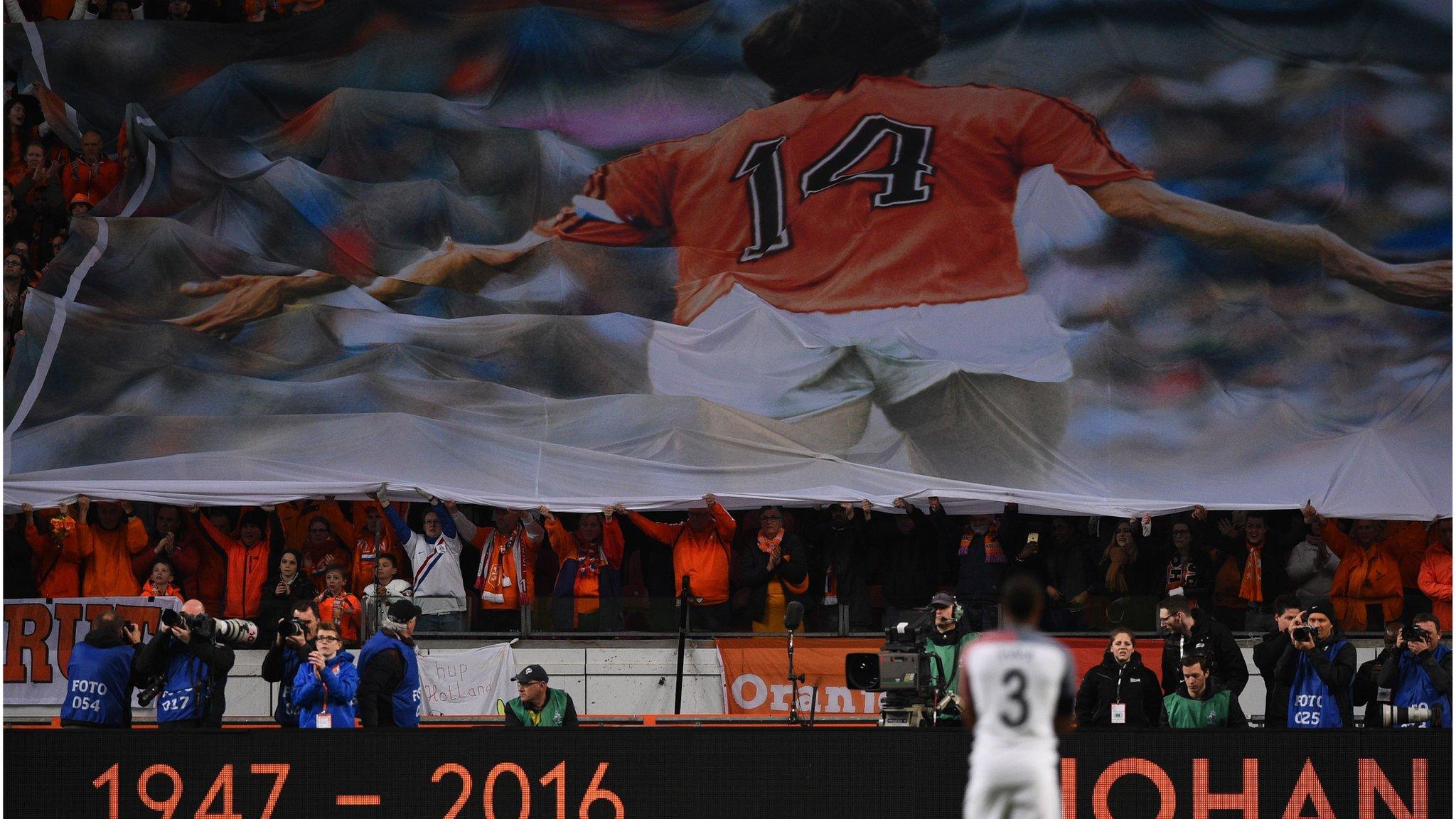 Johan Cruyff tribute during Netherlands v France