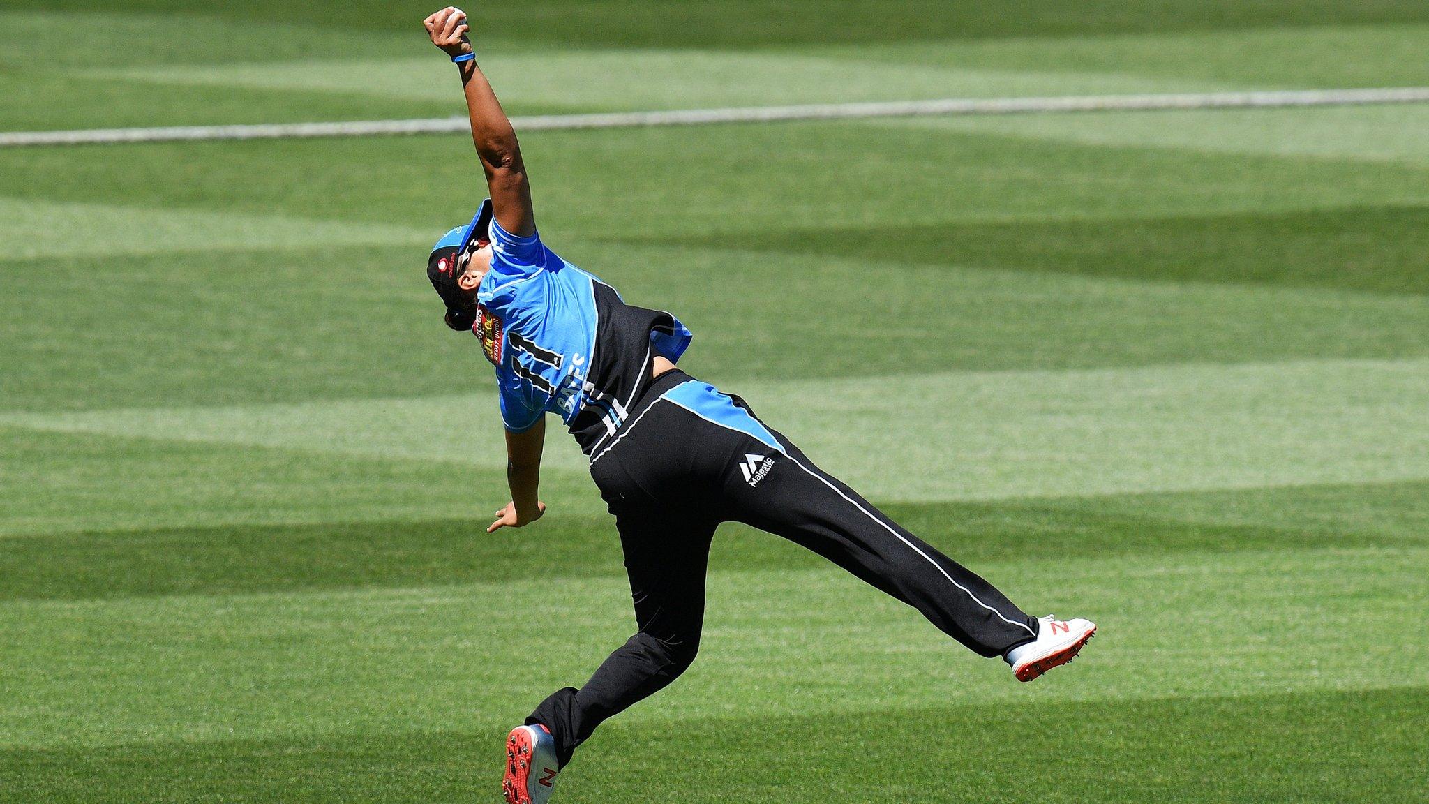 Suzie Bates takes a catch