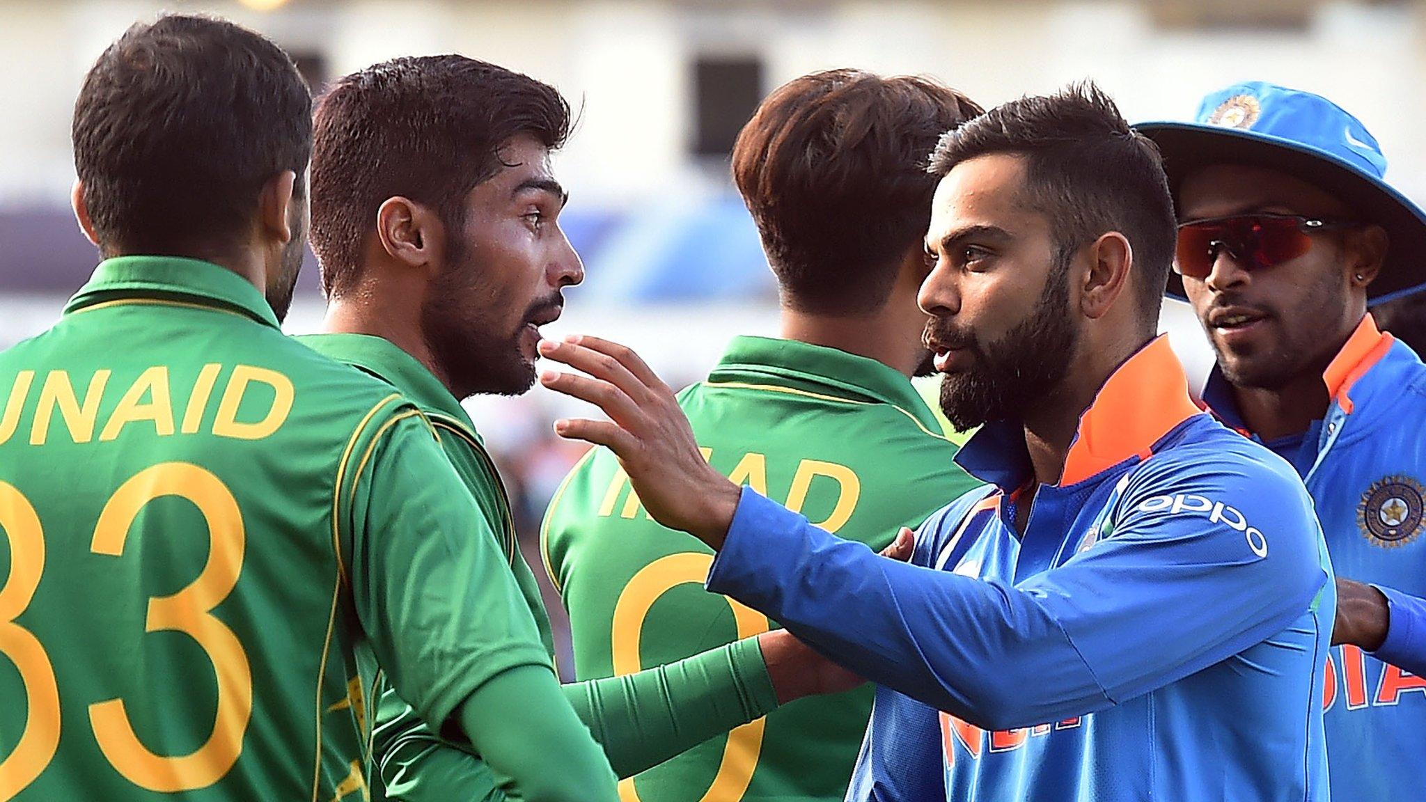 Virat Kohli shakes hands with Pakistan players