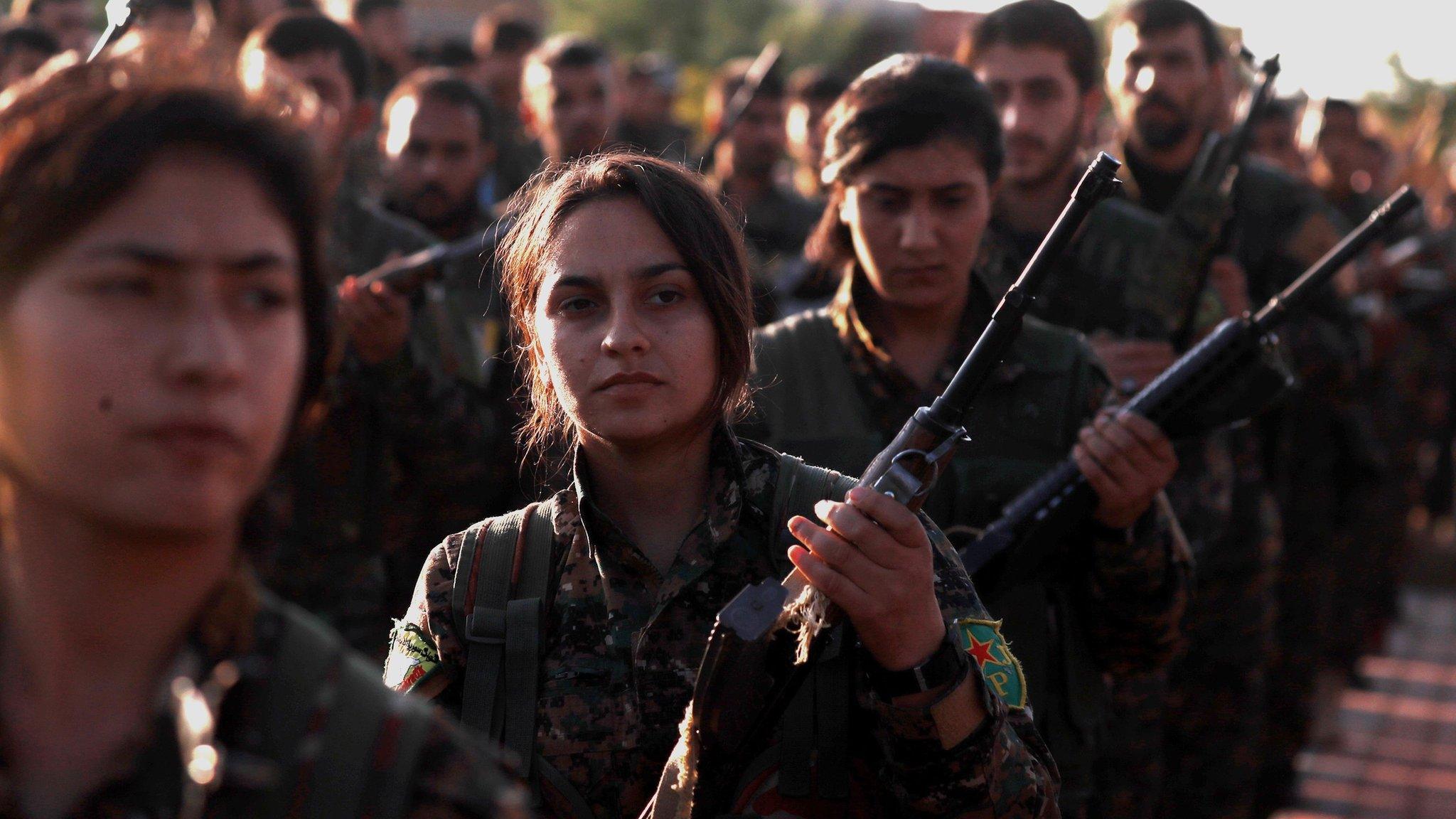 Fighters from the Kurdish-led Syrian Democratic Forces (SDF) mourn a comrade killed in the battle for the town of Hajin (3 December 2018)