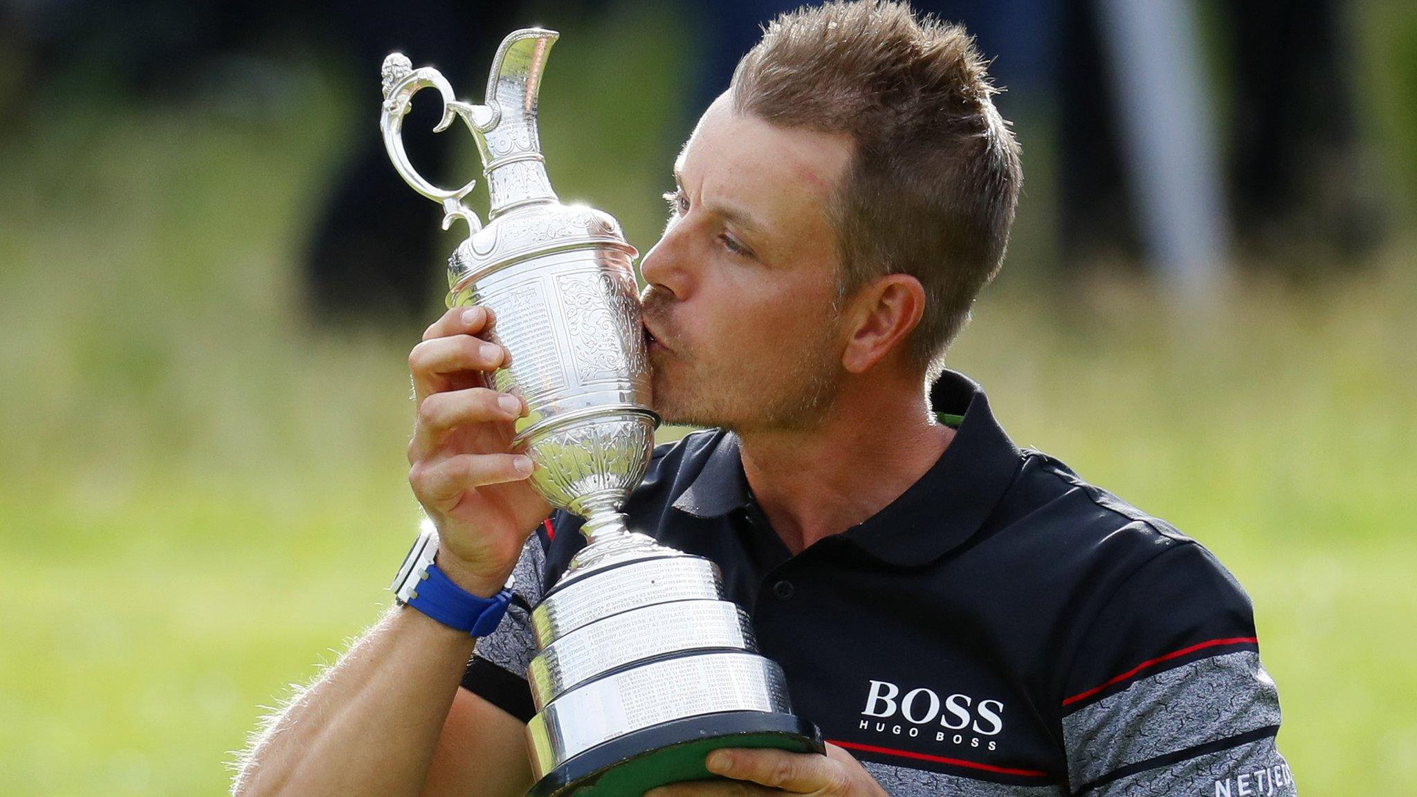 Henrik Stenson kisses the trophy