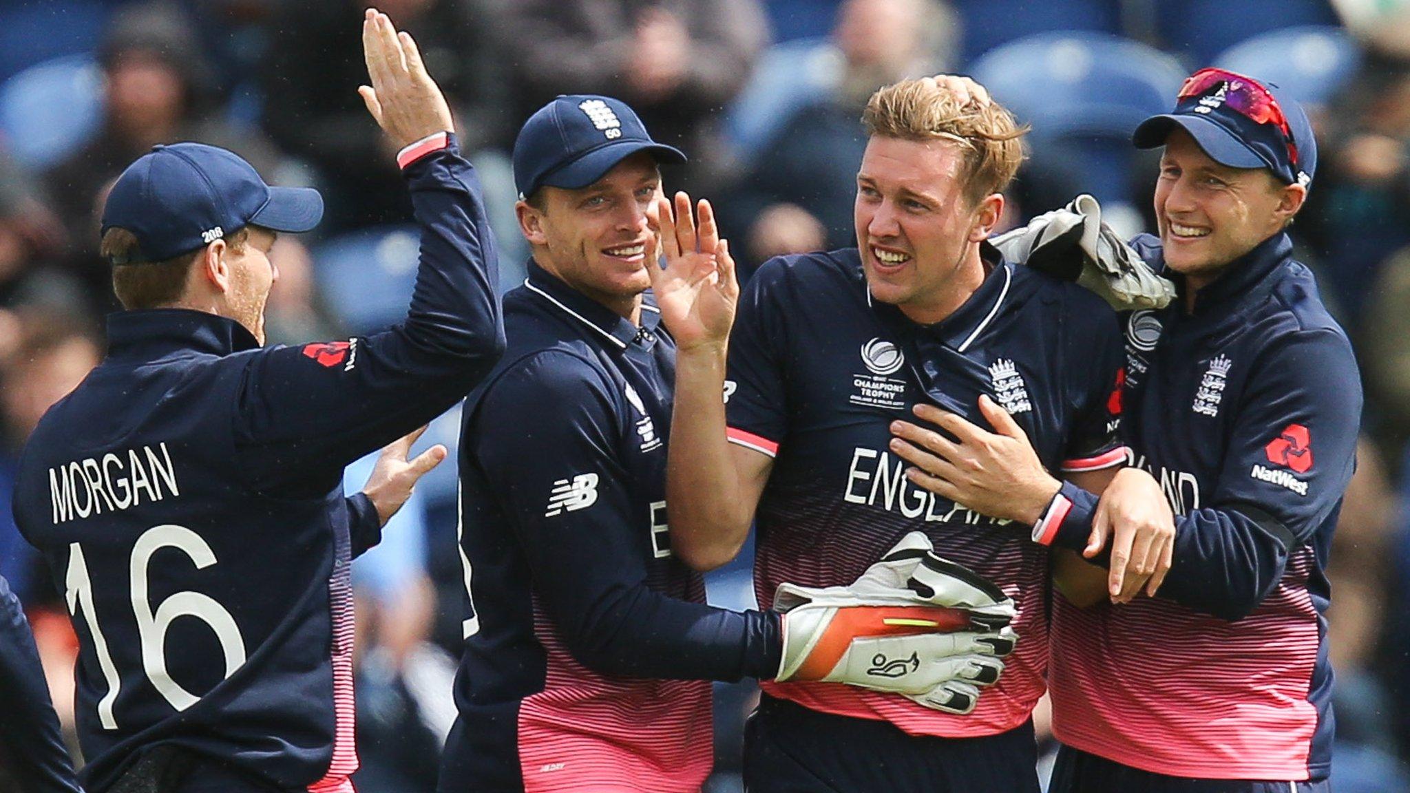 England players celebrate taking the wicket of New Zealand's Luke Ronchi