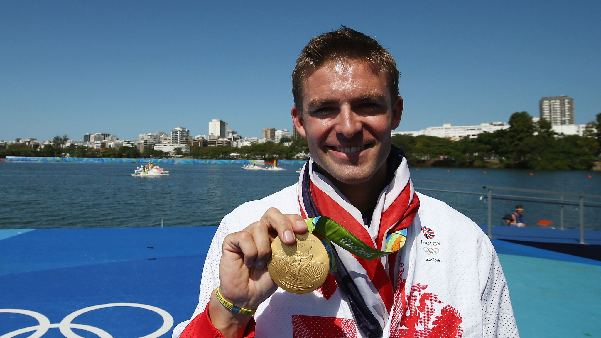 Pete Reed holds his gold medal