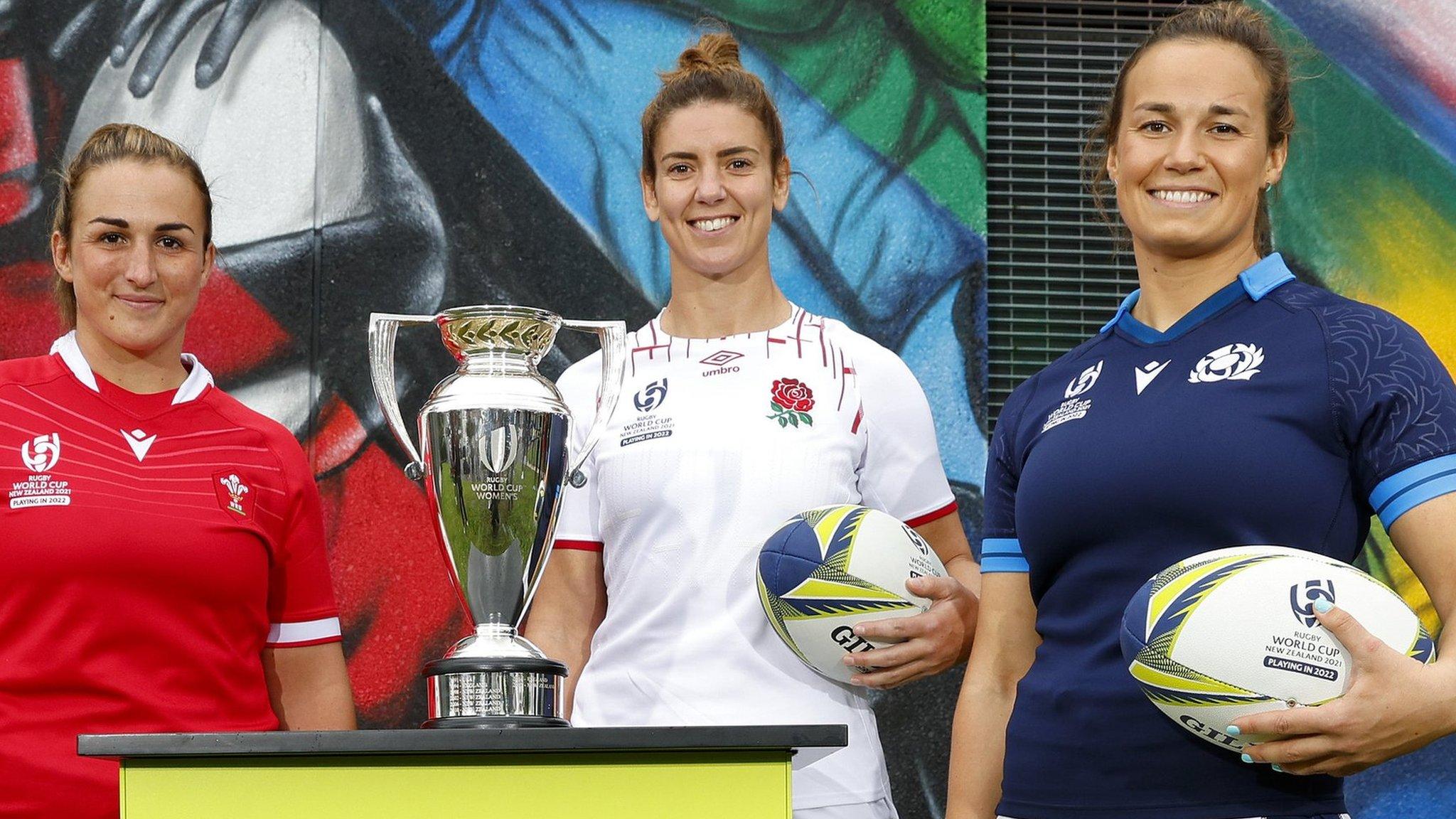 Siwan Lillicrap, Sarah Hunter and Rachel Malcolm with the Rugby World Cup trophy