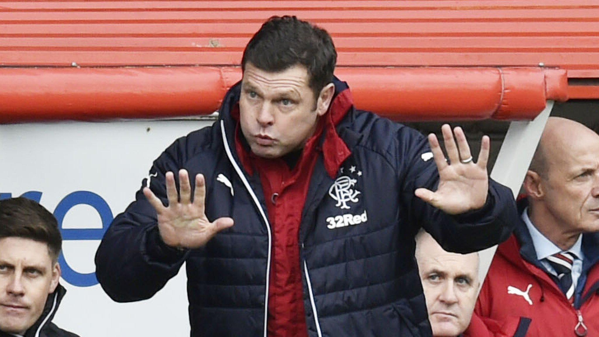 Graeme Murty make a point to his Rangers team